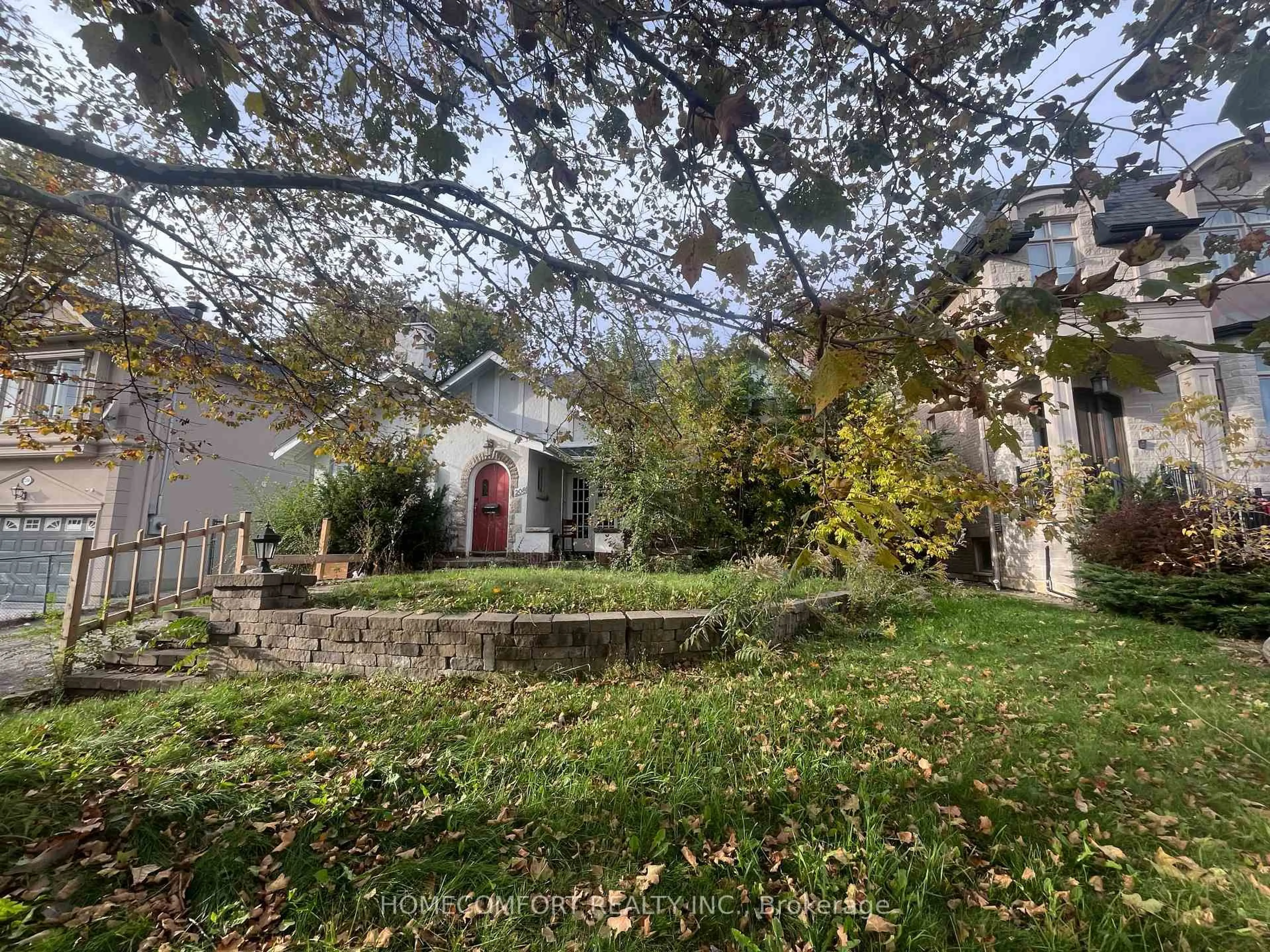 A pic from outside/outdoor area/front of a property/back of a property/a pic from drone, street for 208 Hollywood Ave, Toronto Ontario M2N 3K6