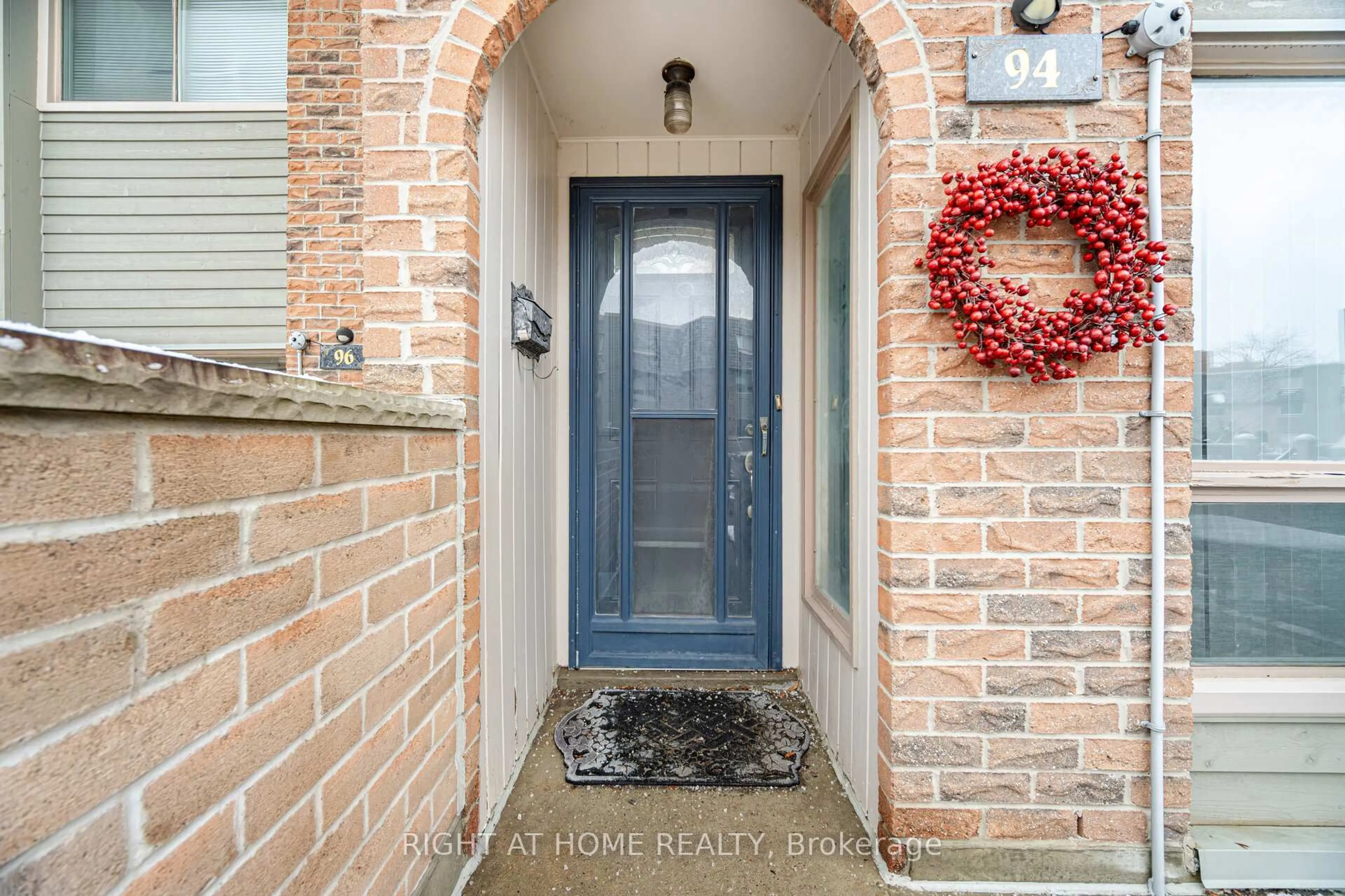 Indoor entryway for 94 Dutch Myrtle Way, Toronto Ontario M3B 3K8