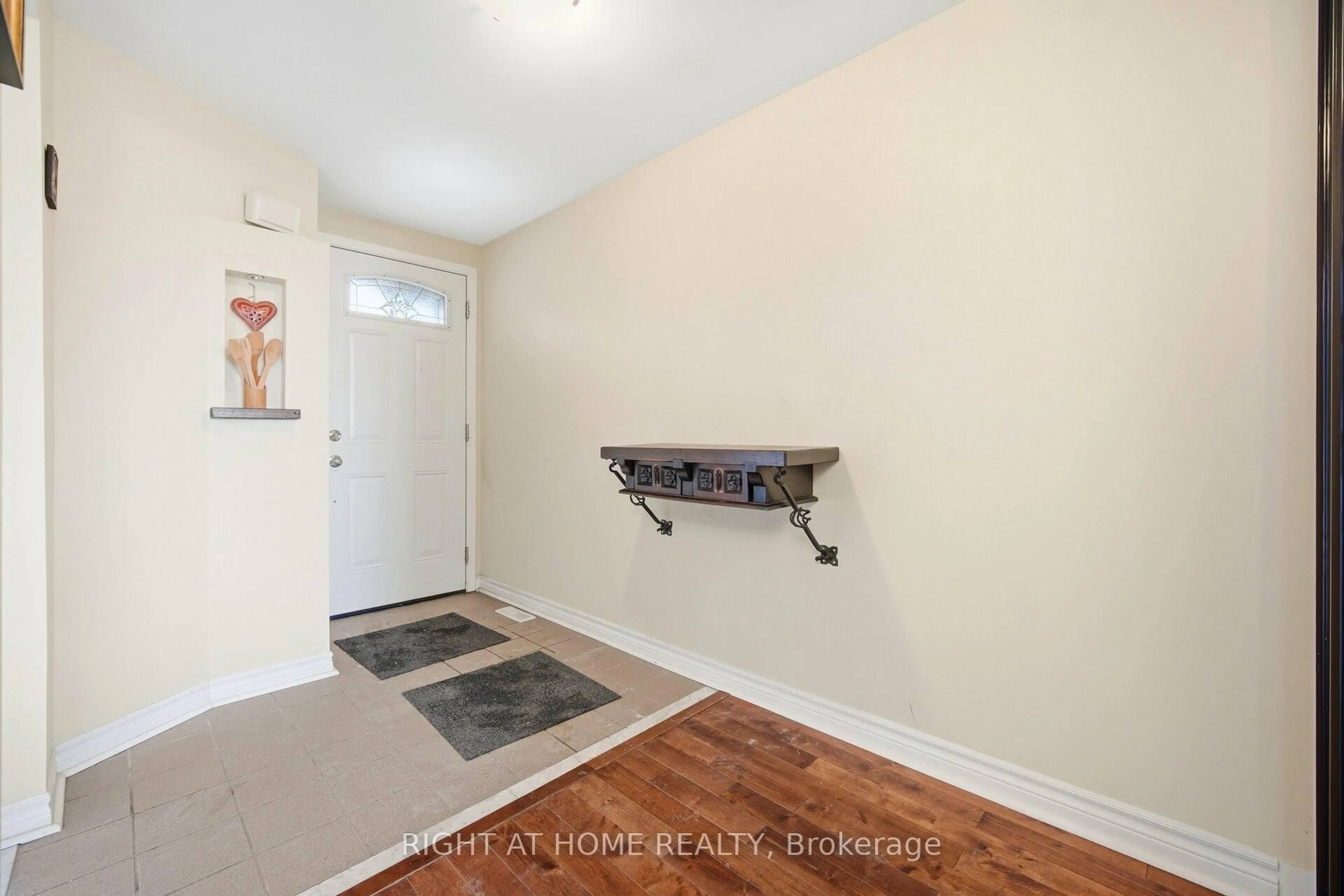 Indoor entryway for 94 Dutch Myrtle Way, Toronto Ontario M3B 3K8