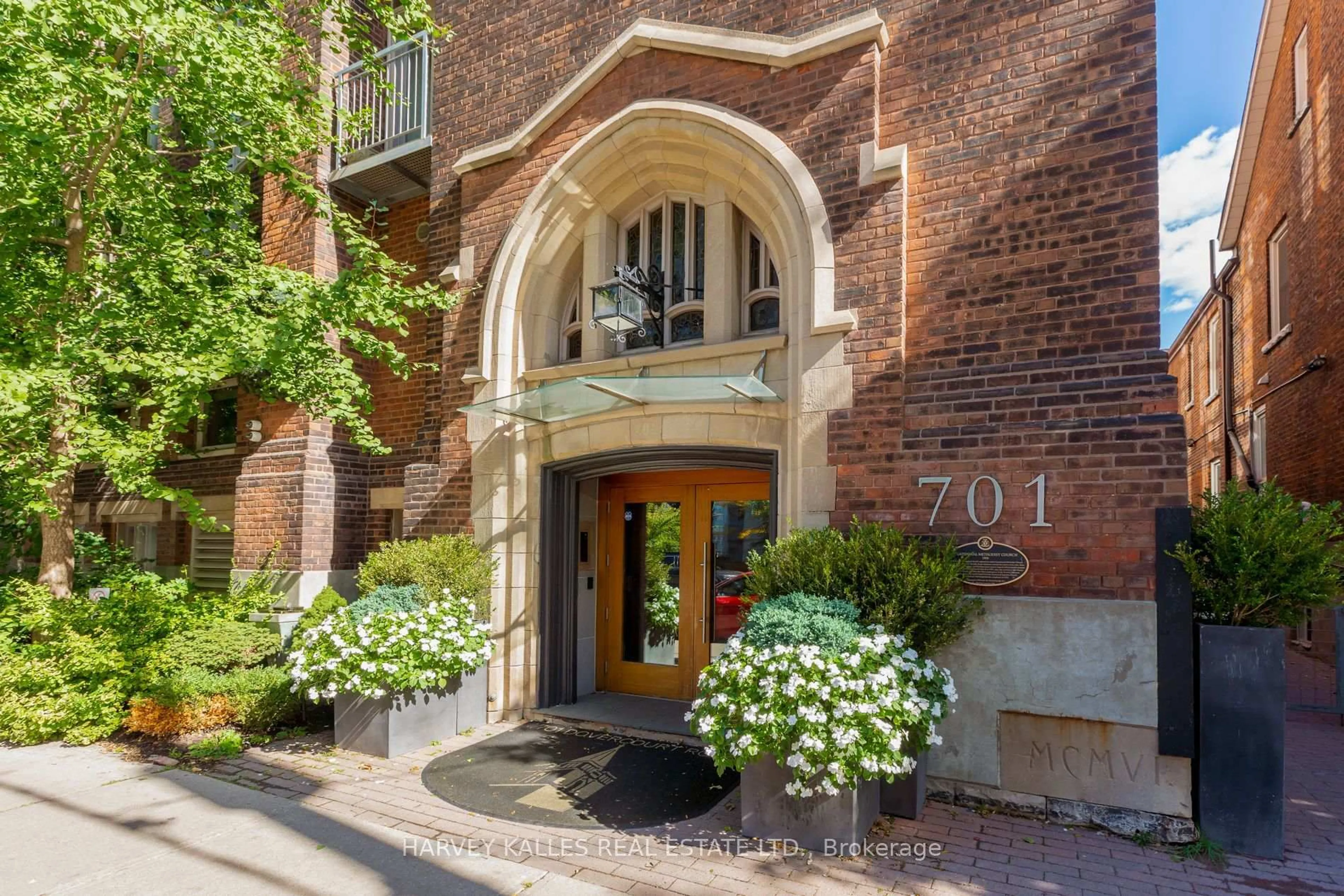 Indoor foyer for 701 Dovercourt Rd #306, Toronto Ontario M6H 0A1