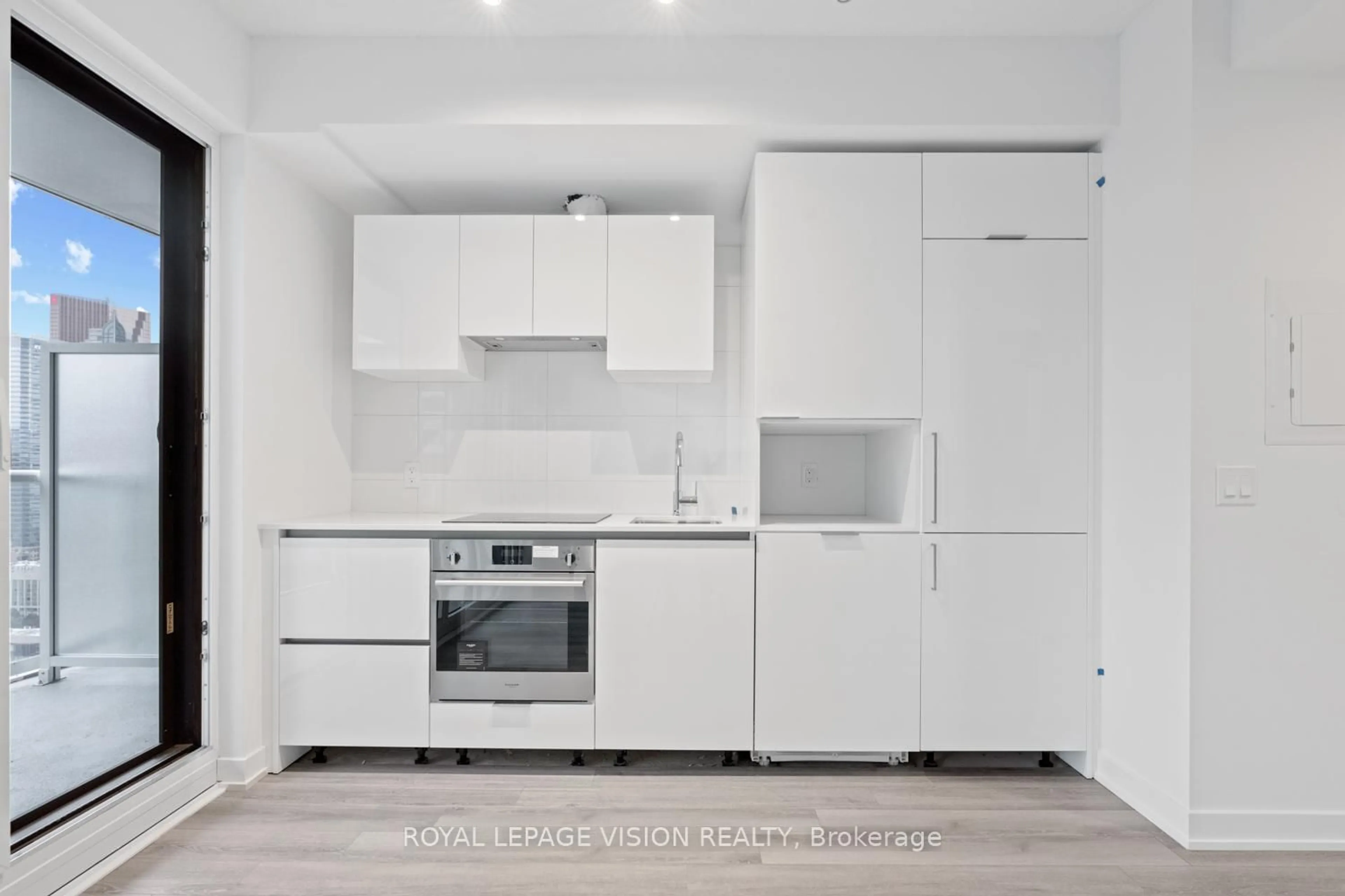 Standard kitchen, unknown for 230 Simcoe St #3113, Toronto Ontario M5T 1T4