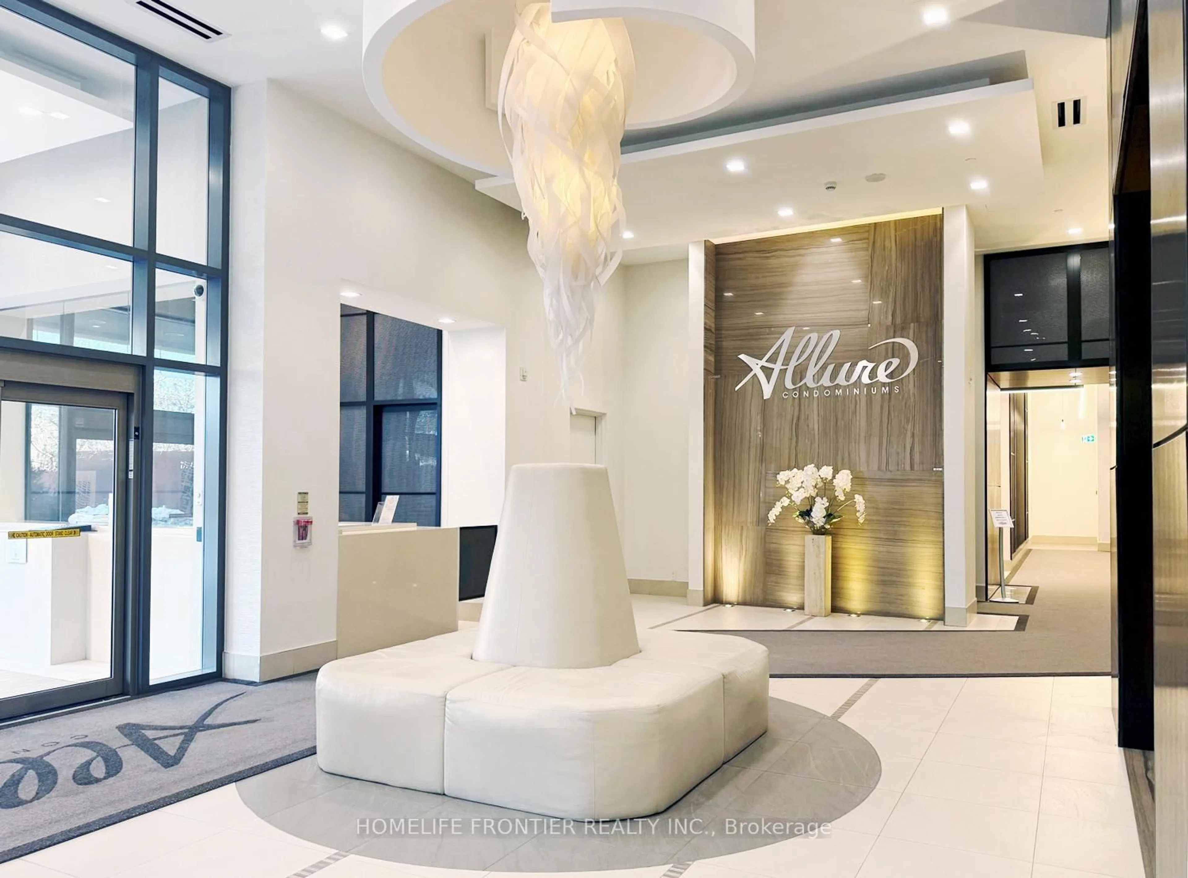 Indoor foyer for 23 Glebe Rd #614, Toronto Ontario M5P 0A1