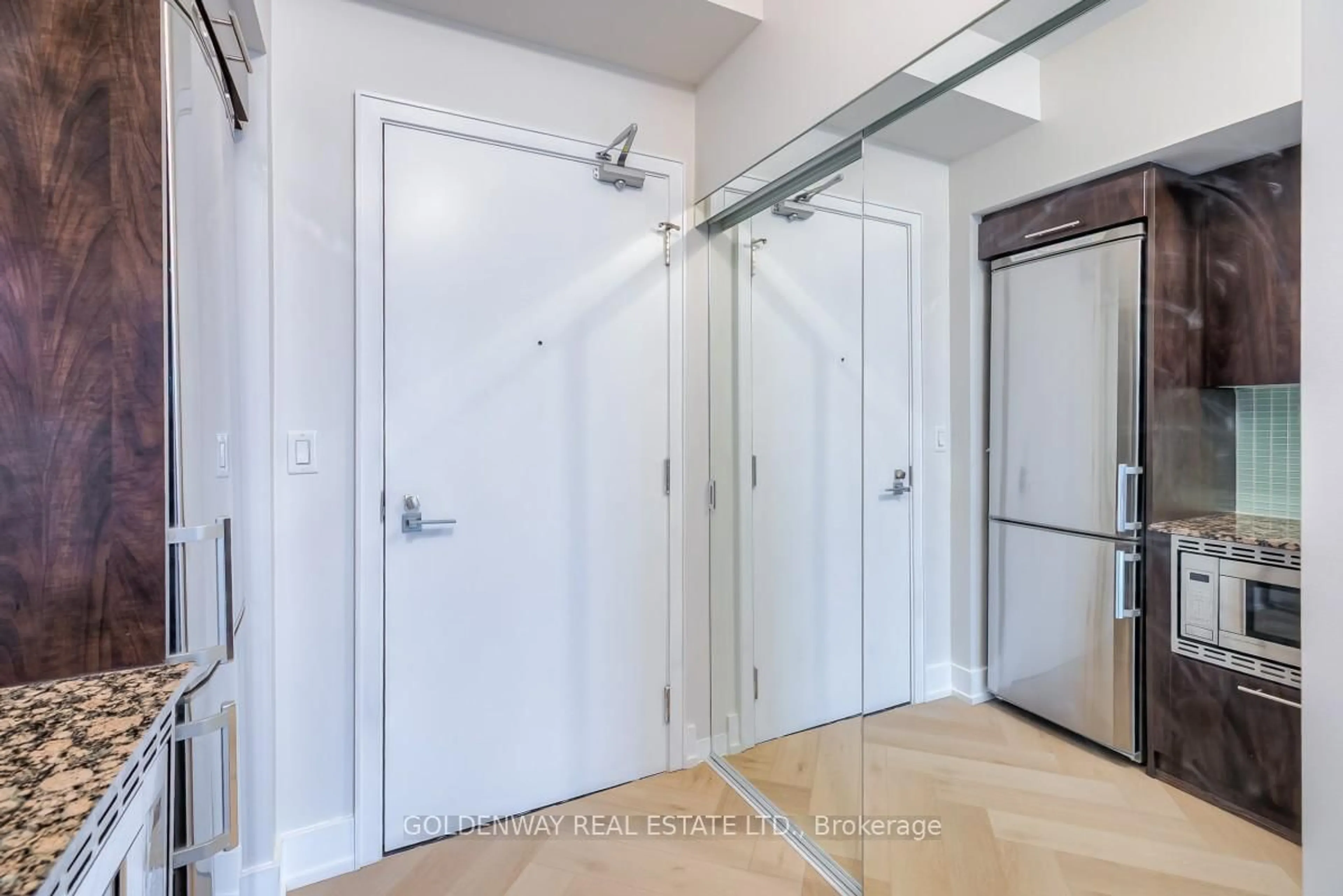 Indoor entryway for 352 Front St #2009, Toronto Ontario M5V 0K3