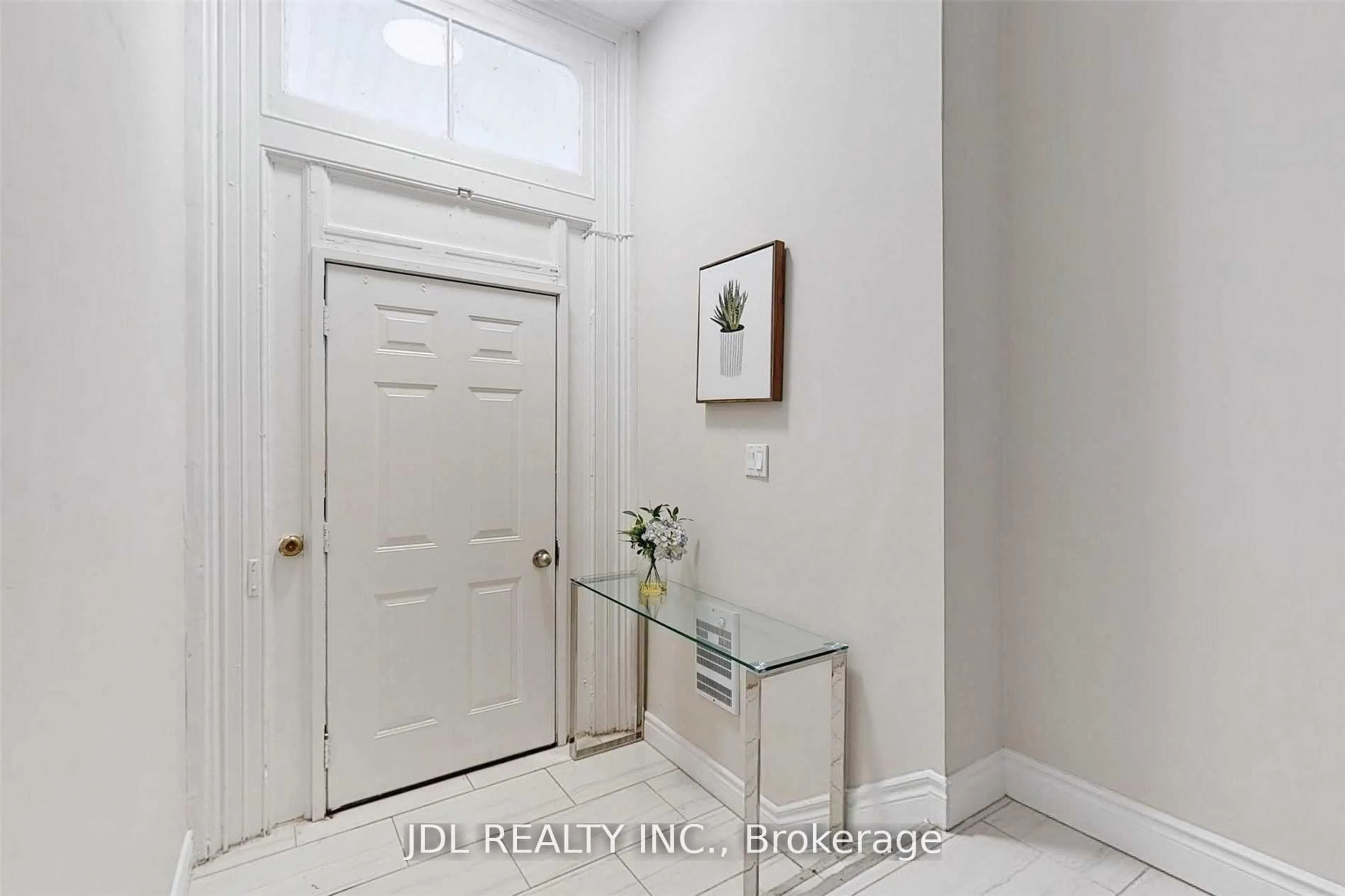 Indoor entryway for 216 Mc Caul St, Toronto Ontario M5T 1W5