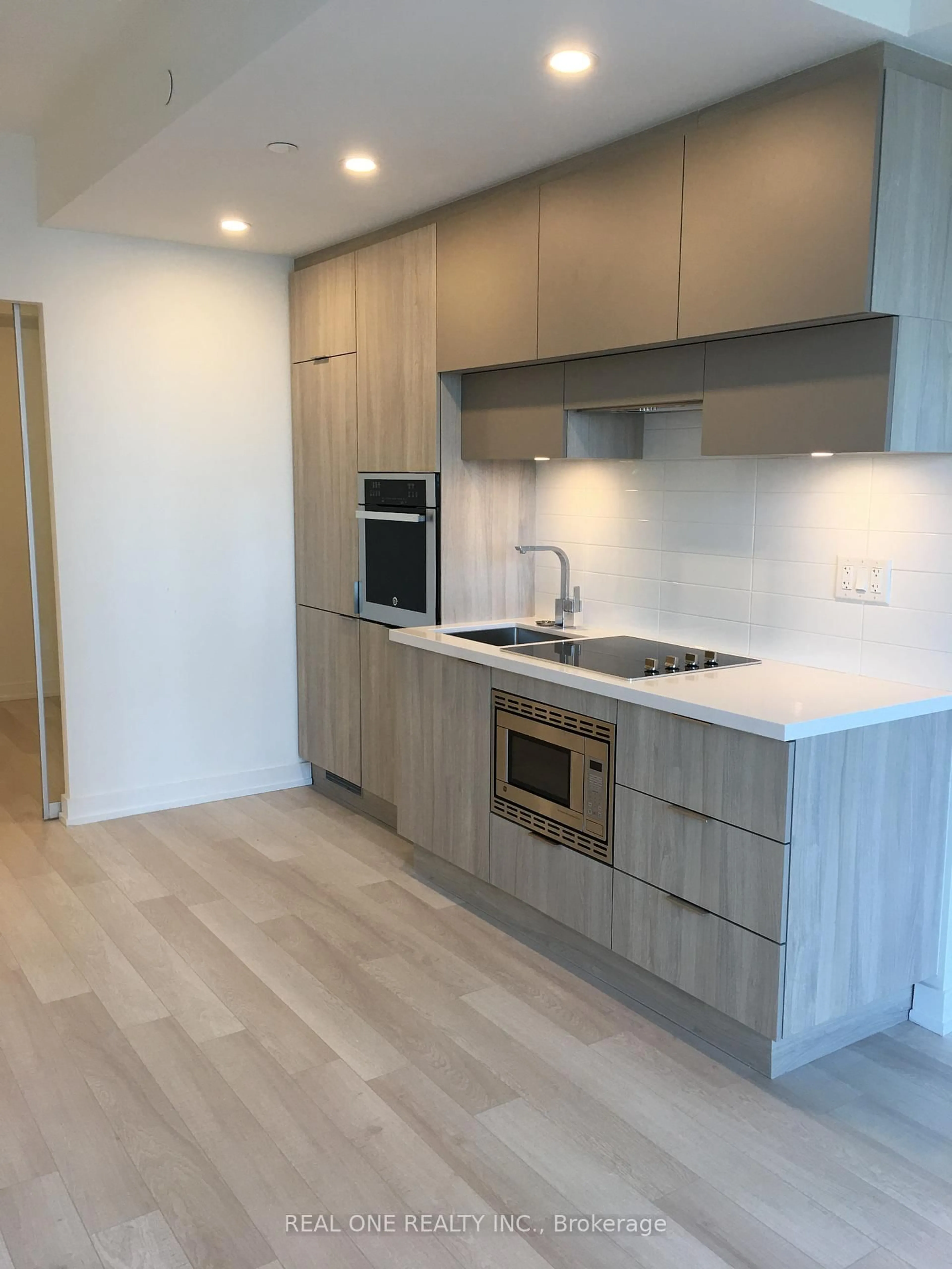 Standard kitchen, wood/laminate floor for 39 Roehampton Ave #4002, Toronto Ontario M4P 0G1