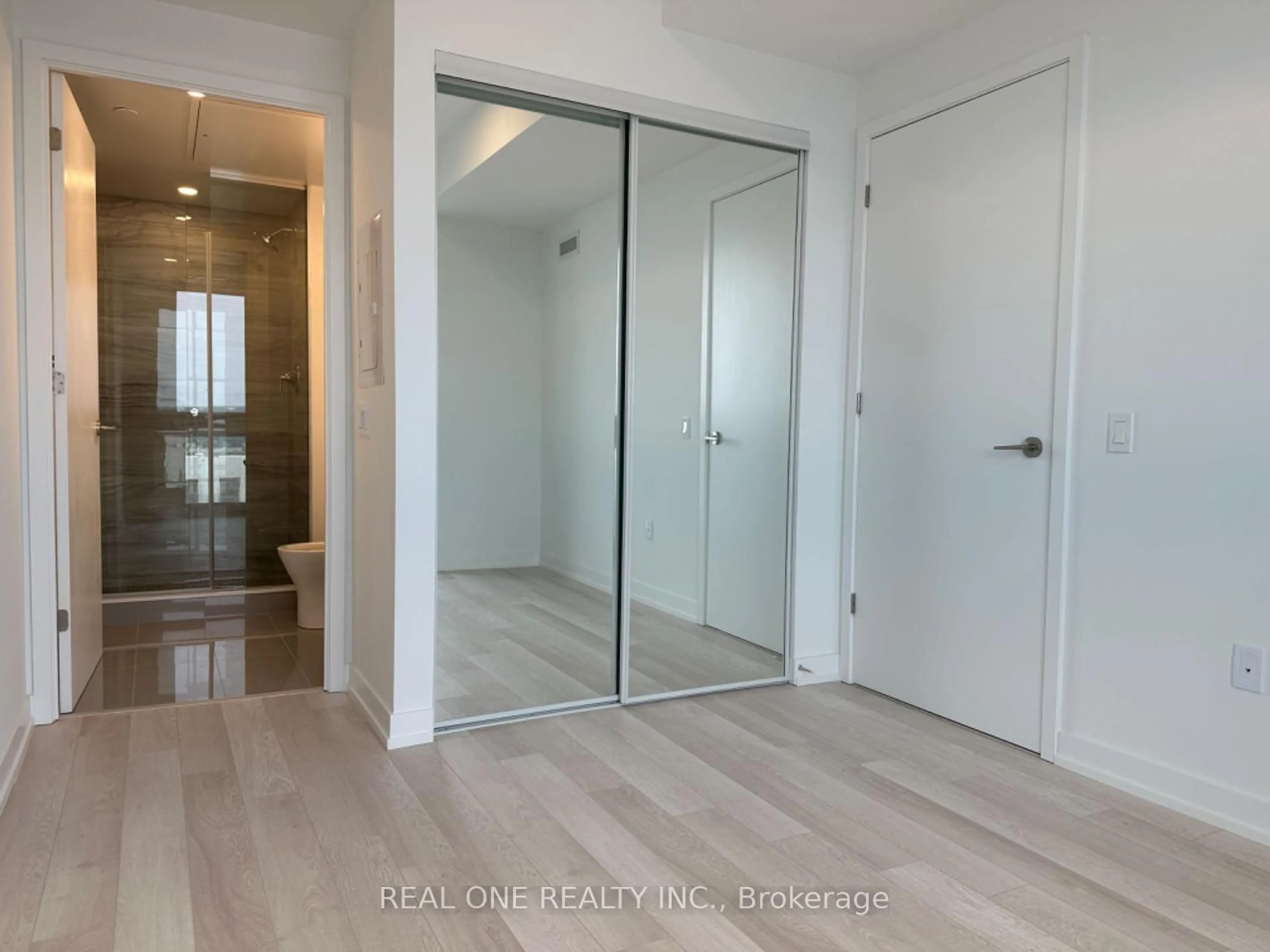 Indoor entryway for 39 Roehampton Ave #4002, Toronto Ontario M4P 0G1
