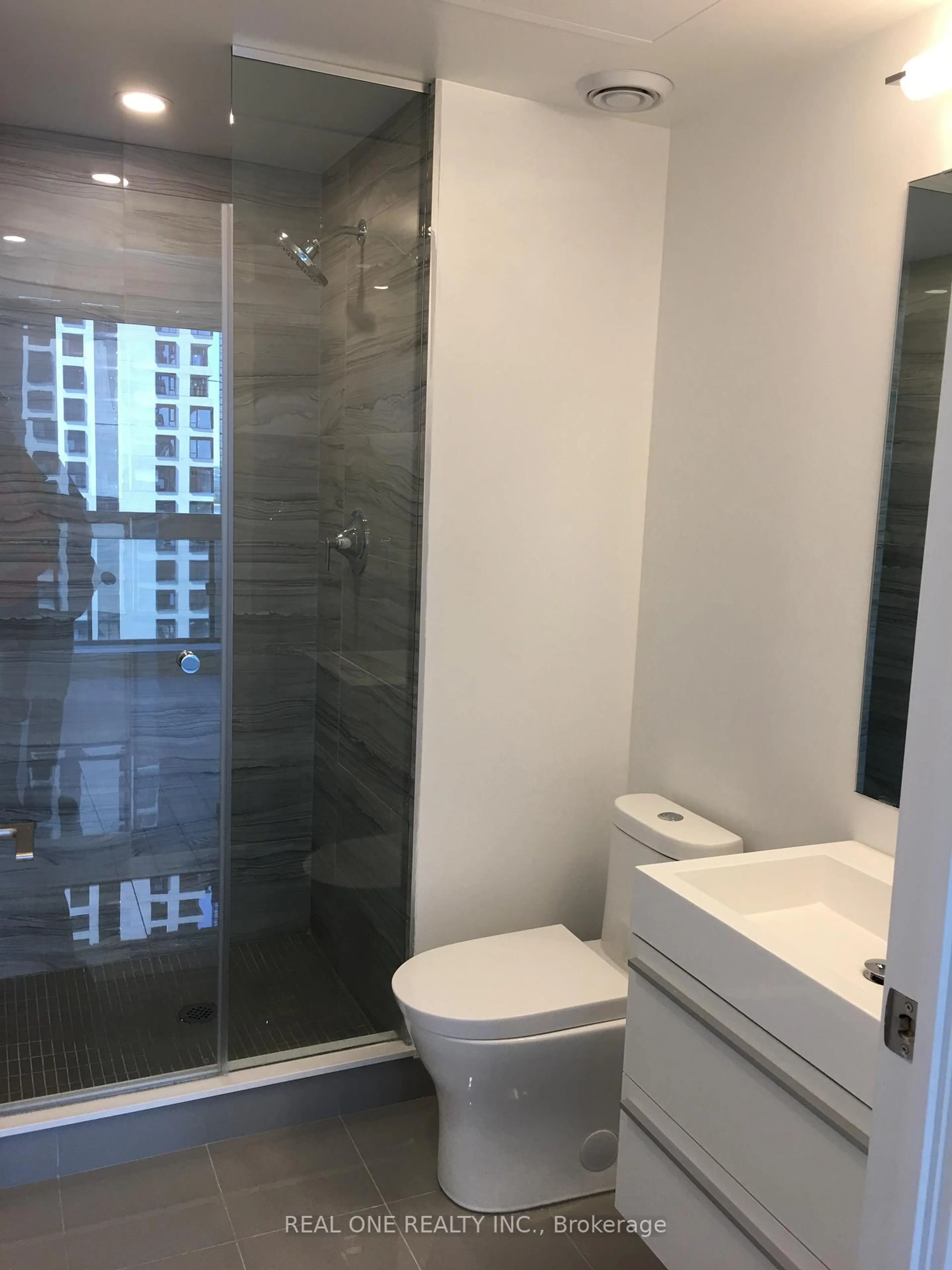 Standard bathroom, unknown for 39 Roehampton Ave #4002, Toronto Ontario M4P 0G1