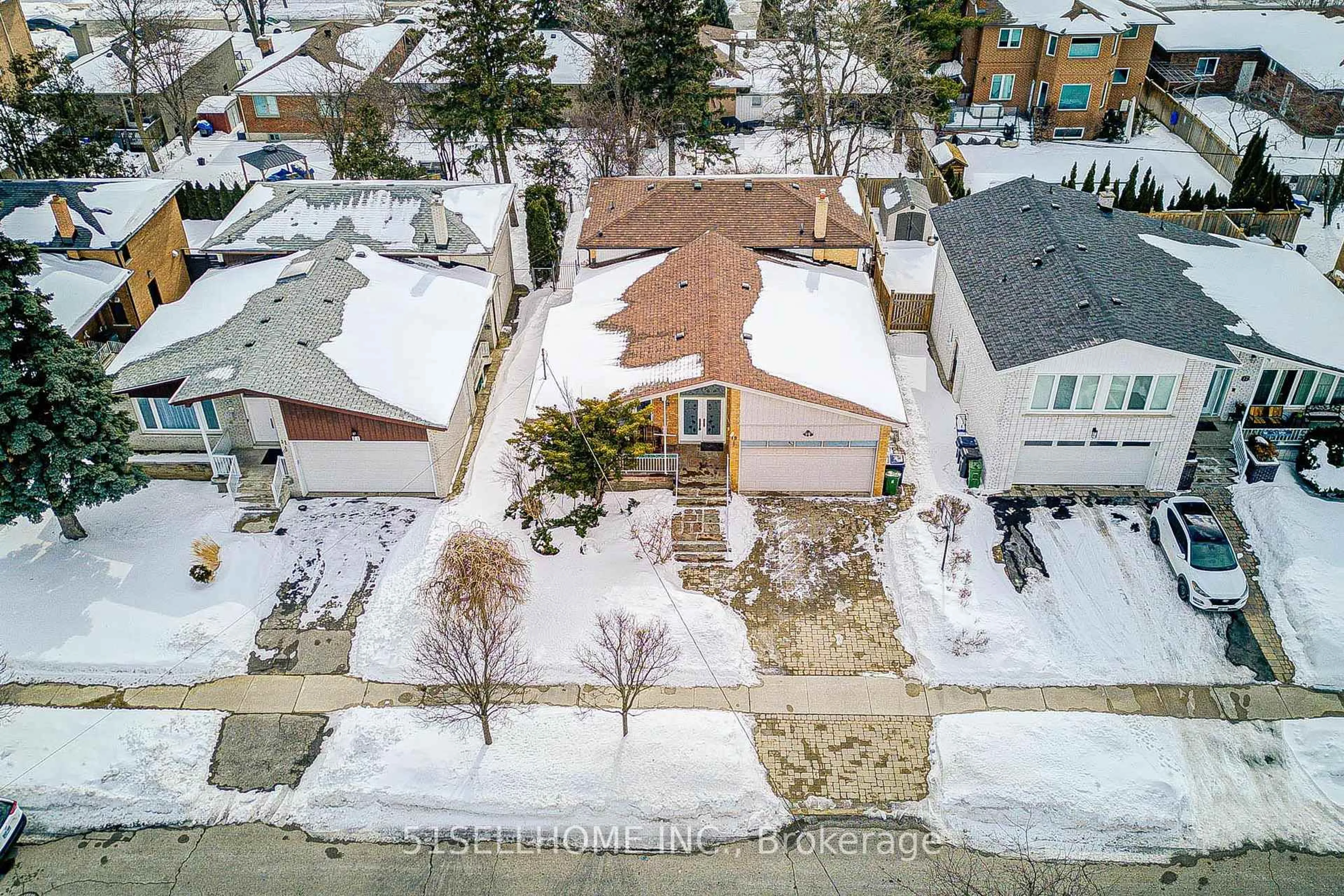 A pic from outside/outdoor area/front of a property/back of a property/a pic from drone, street for 15 Sandale Gdns, Toronto Ontario M3H 3V3