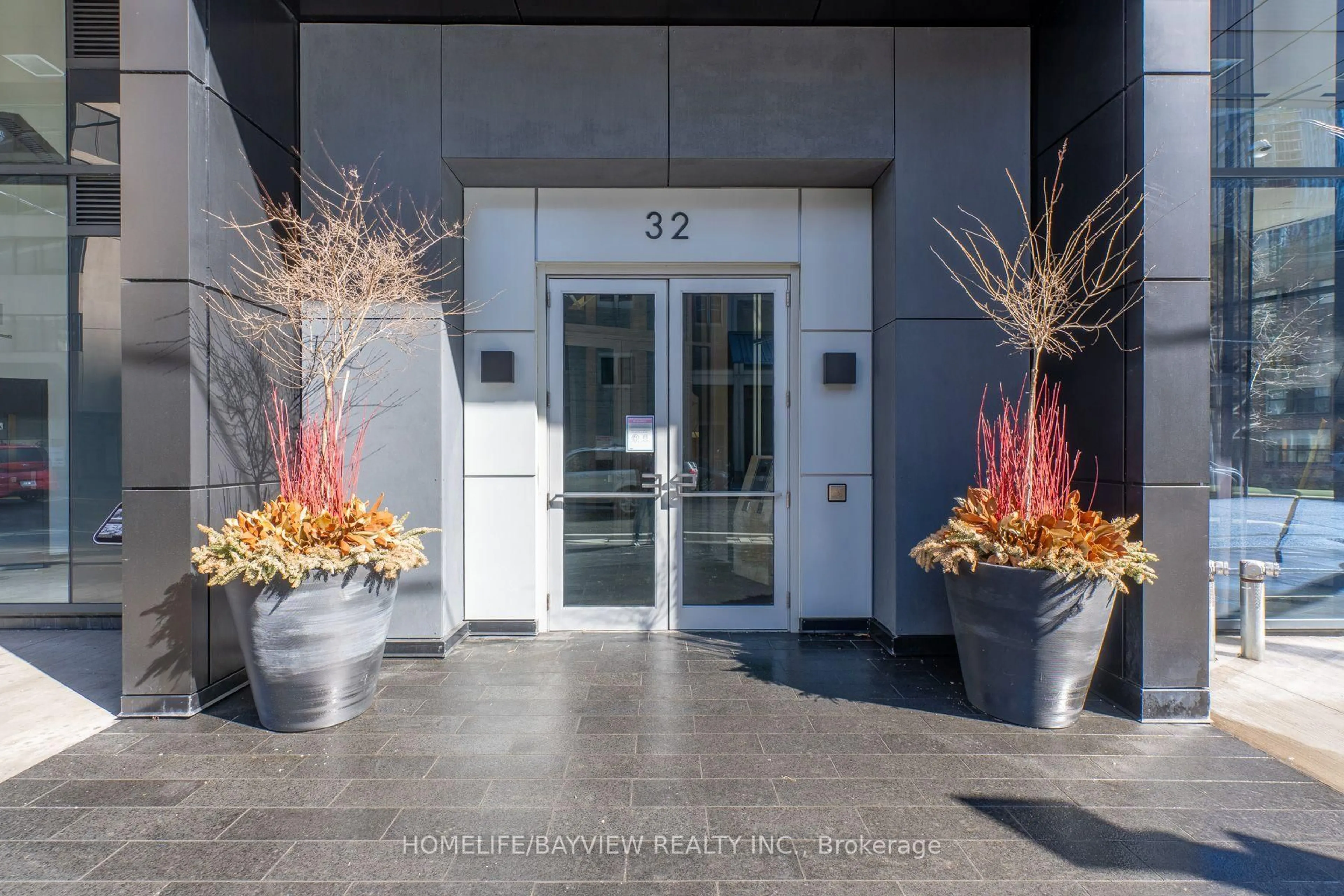 Indoor foyer for 32 Davenport Rd #703, Toronto Ontario M5R 0B5