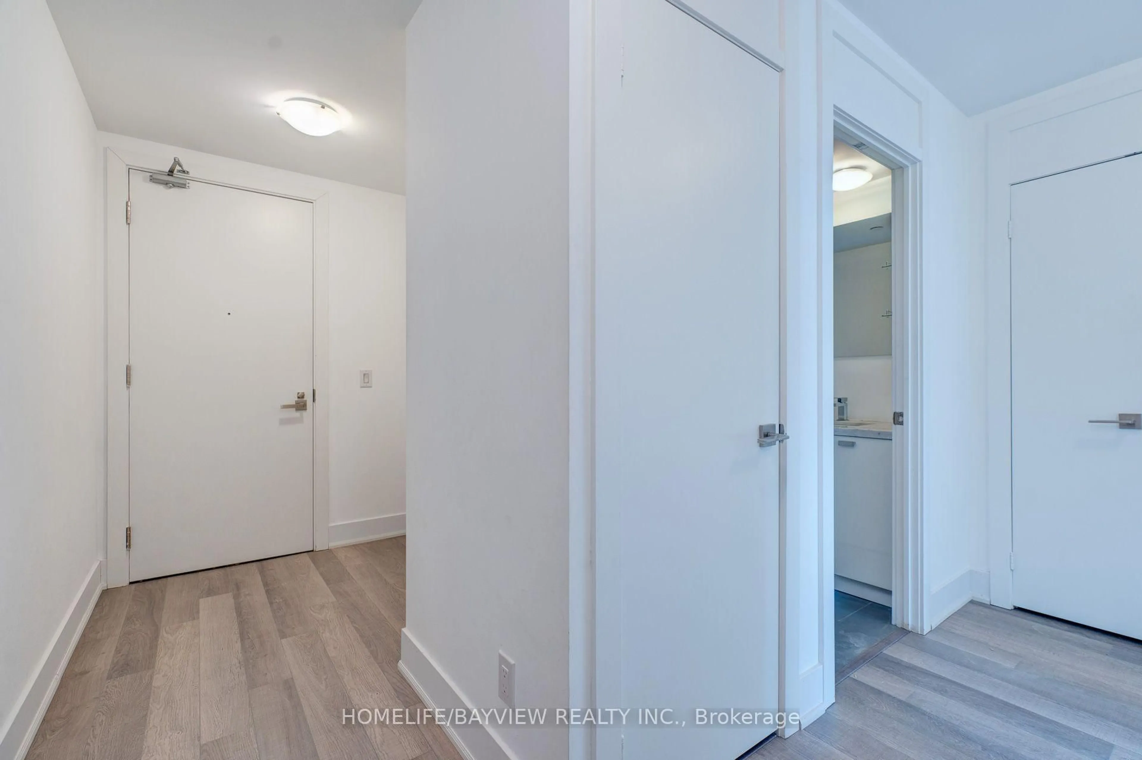 Indoor entryway for 32 Davenport Rd #703, Toronto Ontario M5R 0B5