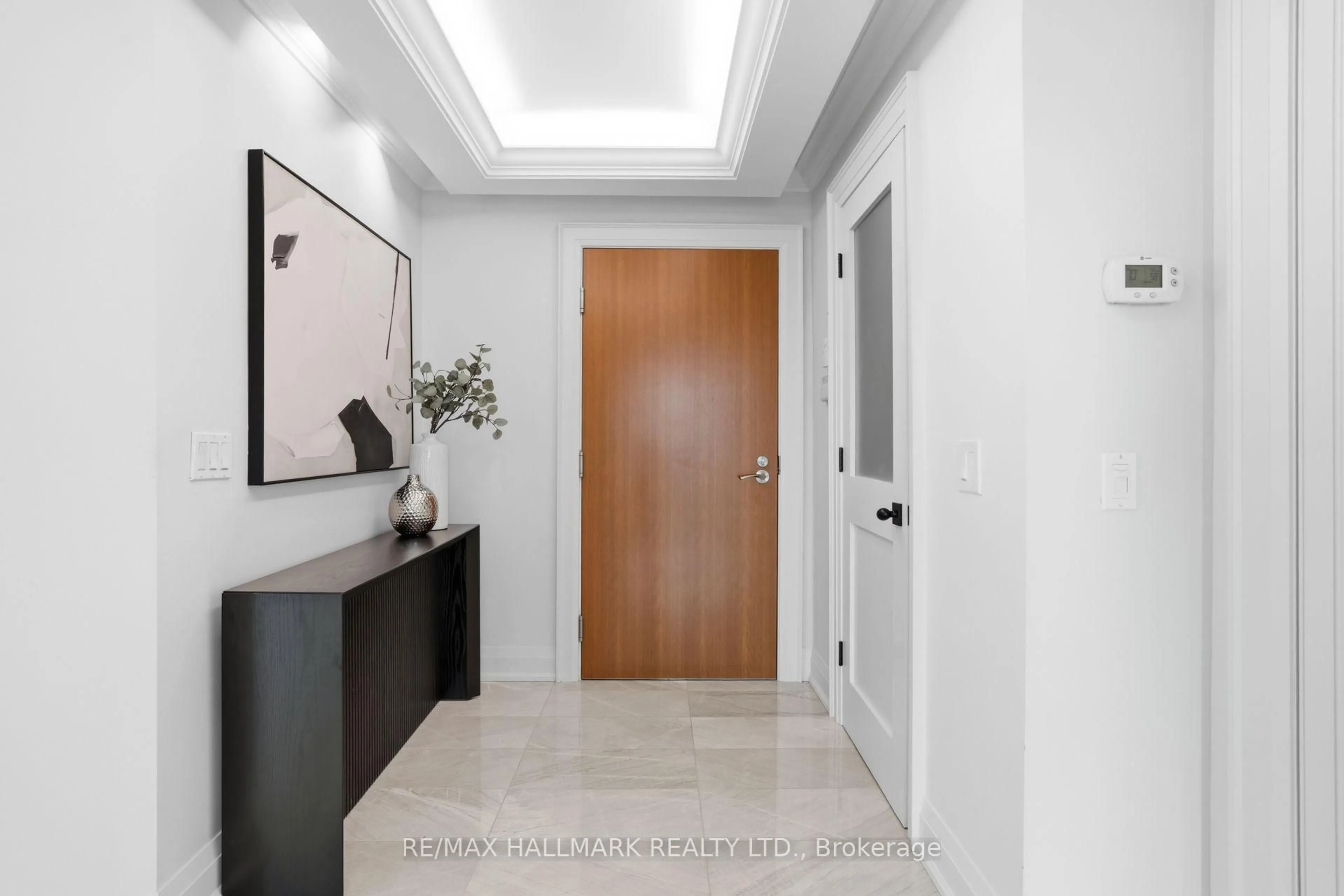 Indoor entryway for 211 Queens Quay #1005, Toronto Ontario M5J 2M6