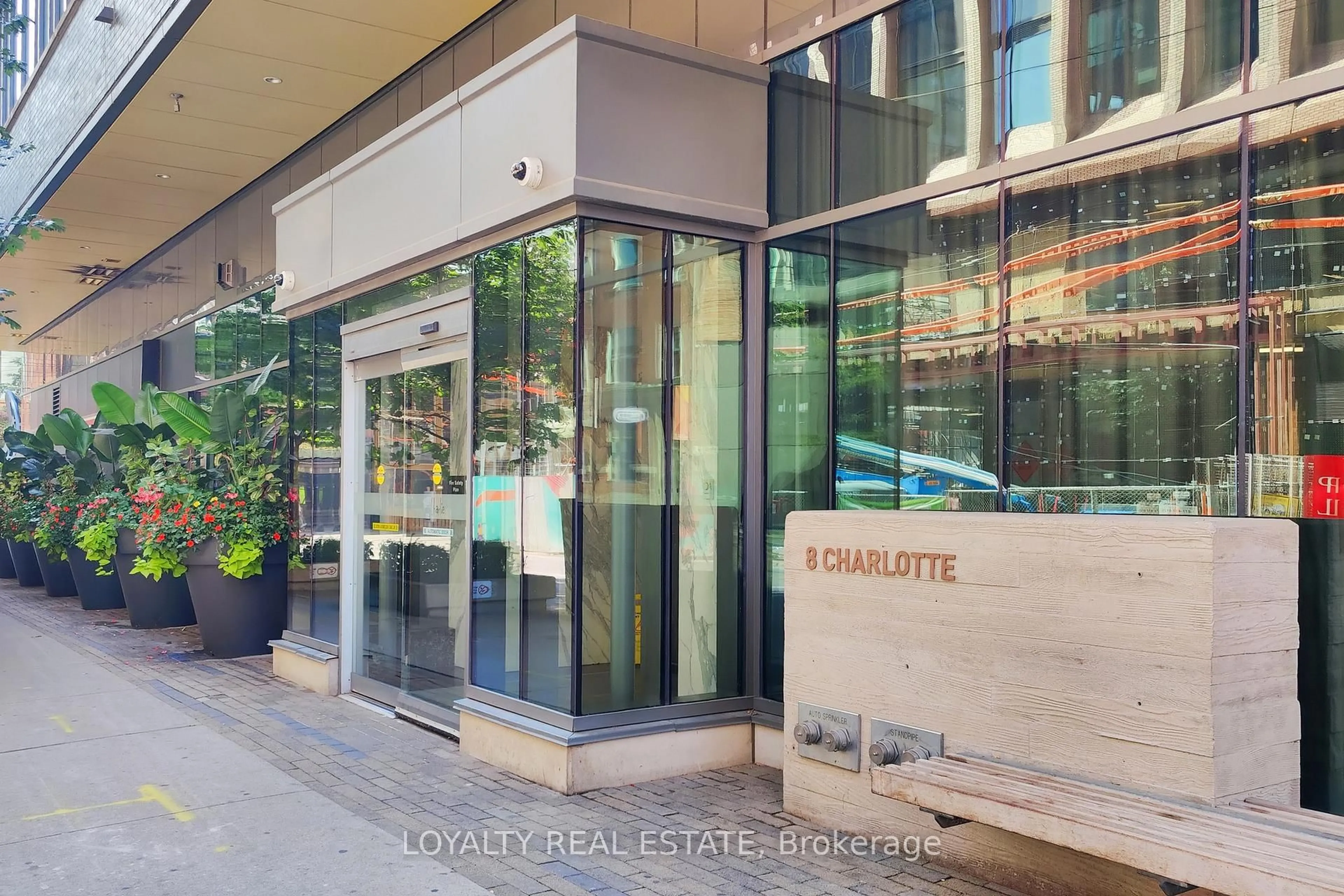 Indoor foyer for 8 charlotte St #3305, Toronto Ontario M5V 0K4