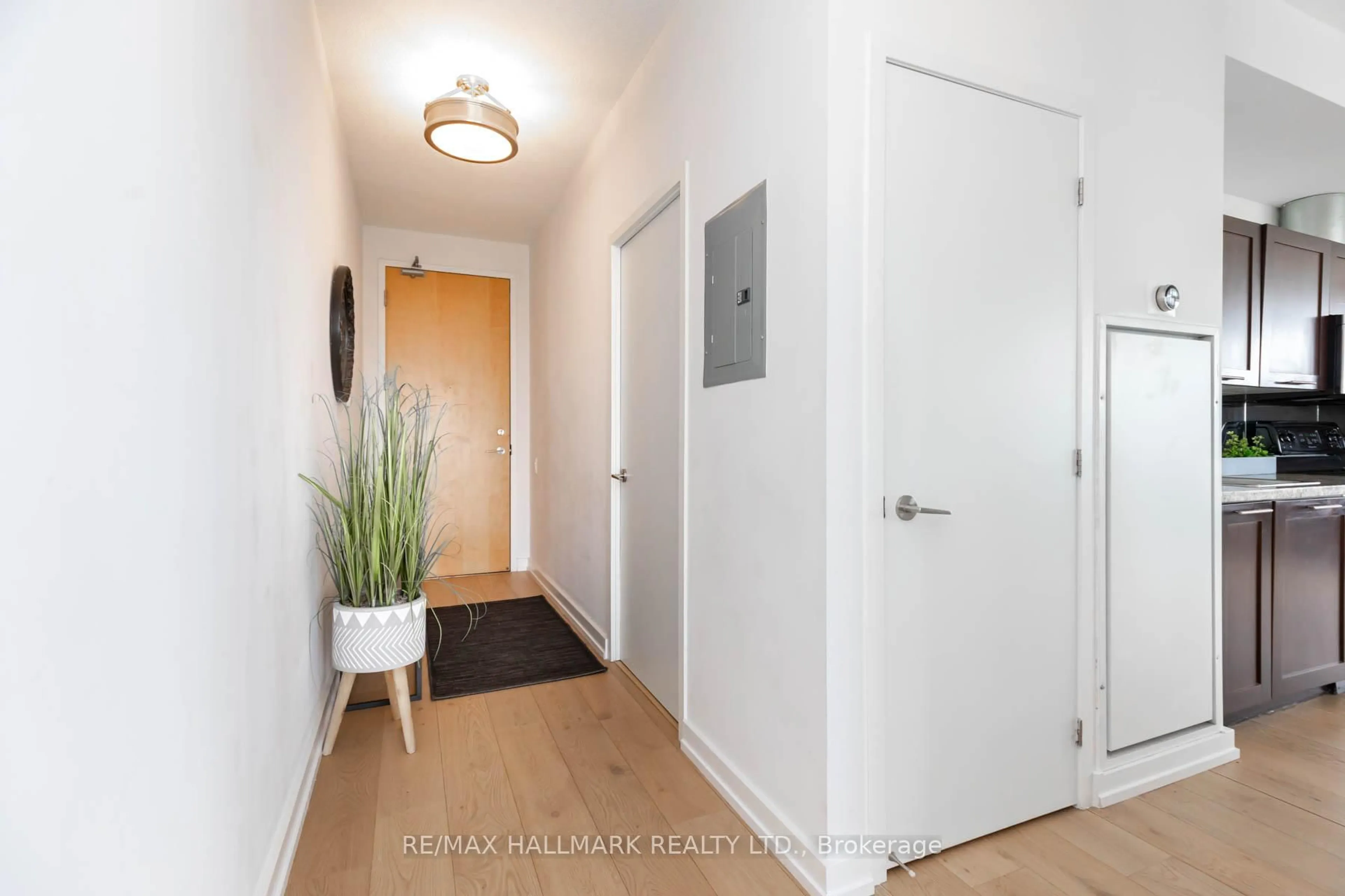 Indoor entryway for 33 Mill St #1502, Toronto Ontario M5A 3R3