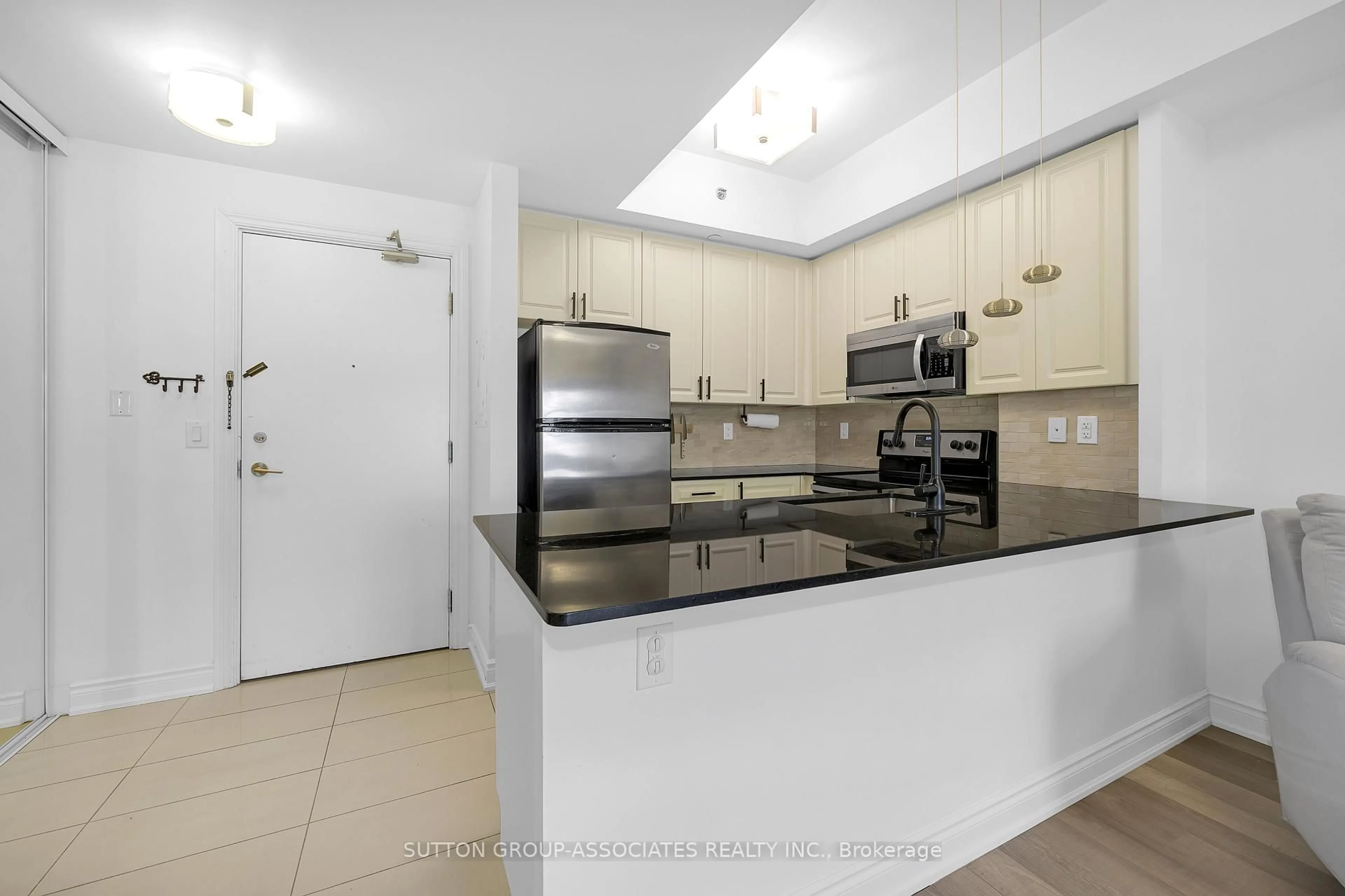 Standard kitchen, ceramic/tile floor for 760 Sheppard Ave #802, Toronto Ontario M3H 0B3