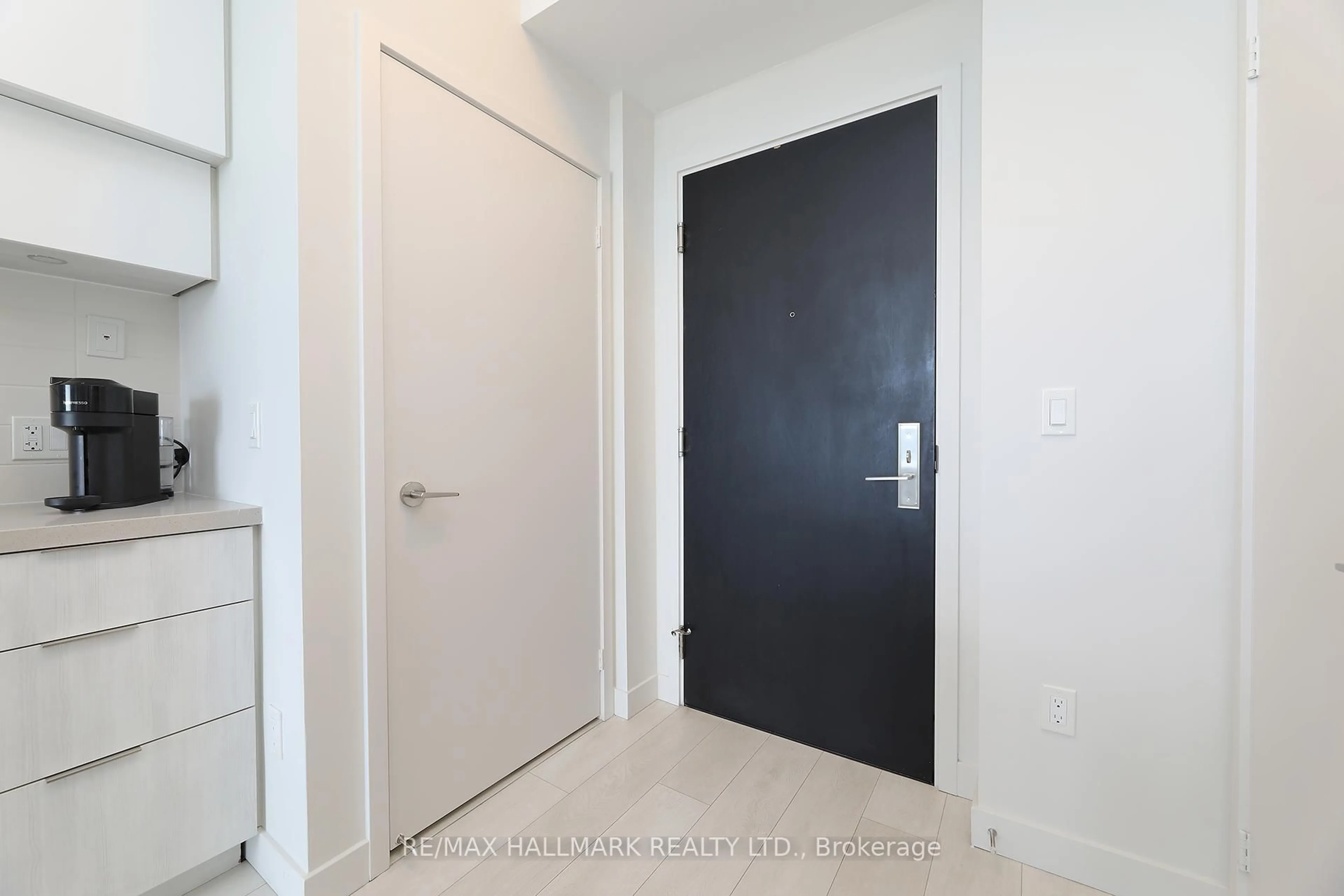 Indoor entryway for 8 Eglinton Ave #5009, Toronto Ontario M4P 0C1