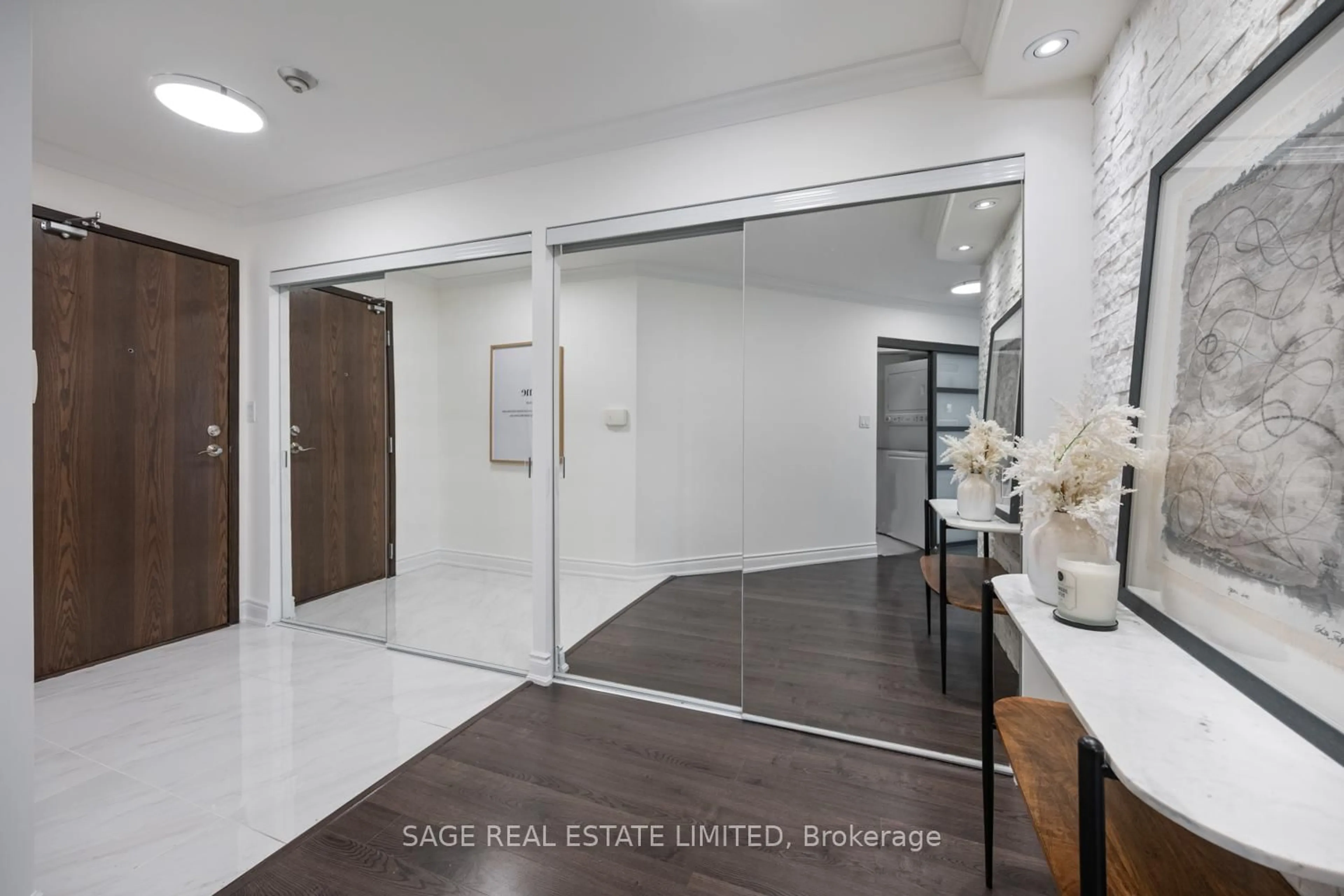 Indoor foyer for 30 Greenfield Ave #304, Toronto Ontario M2N 6N3