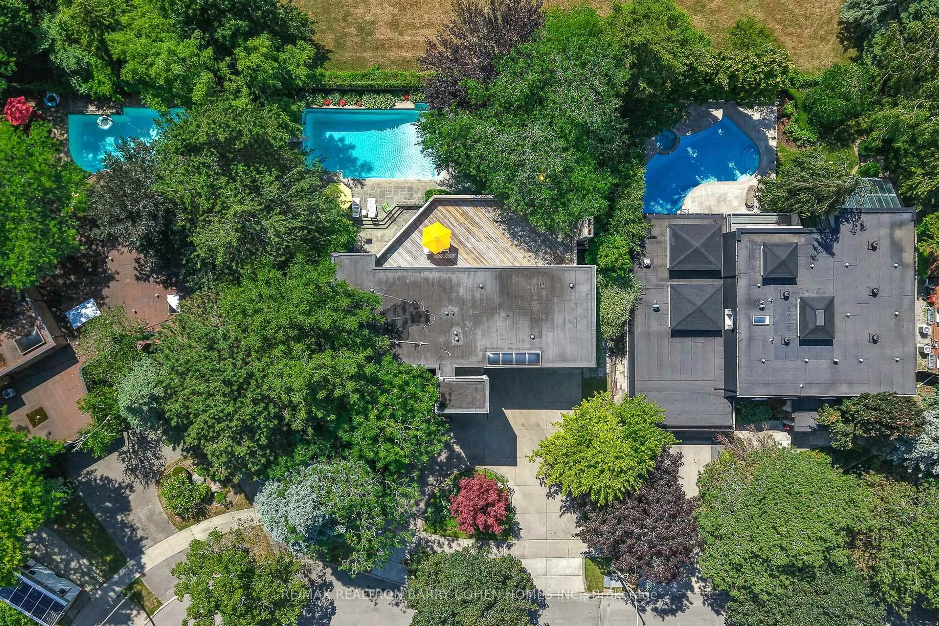 A pic from outside/outdoor area/front of a property/back of a property/a pic from drone, street for 10 Penwood Cres, Toronto Ontario M3B 2B9