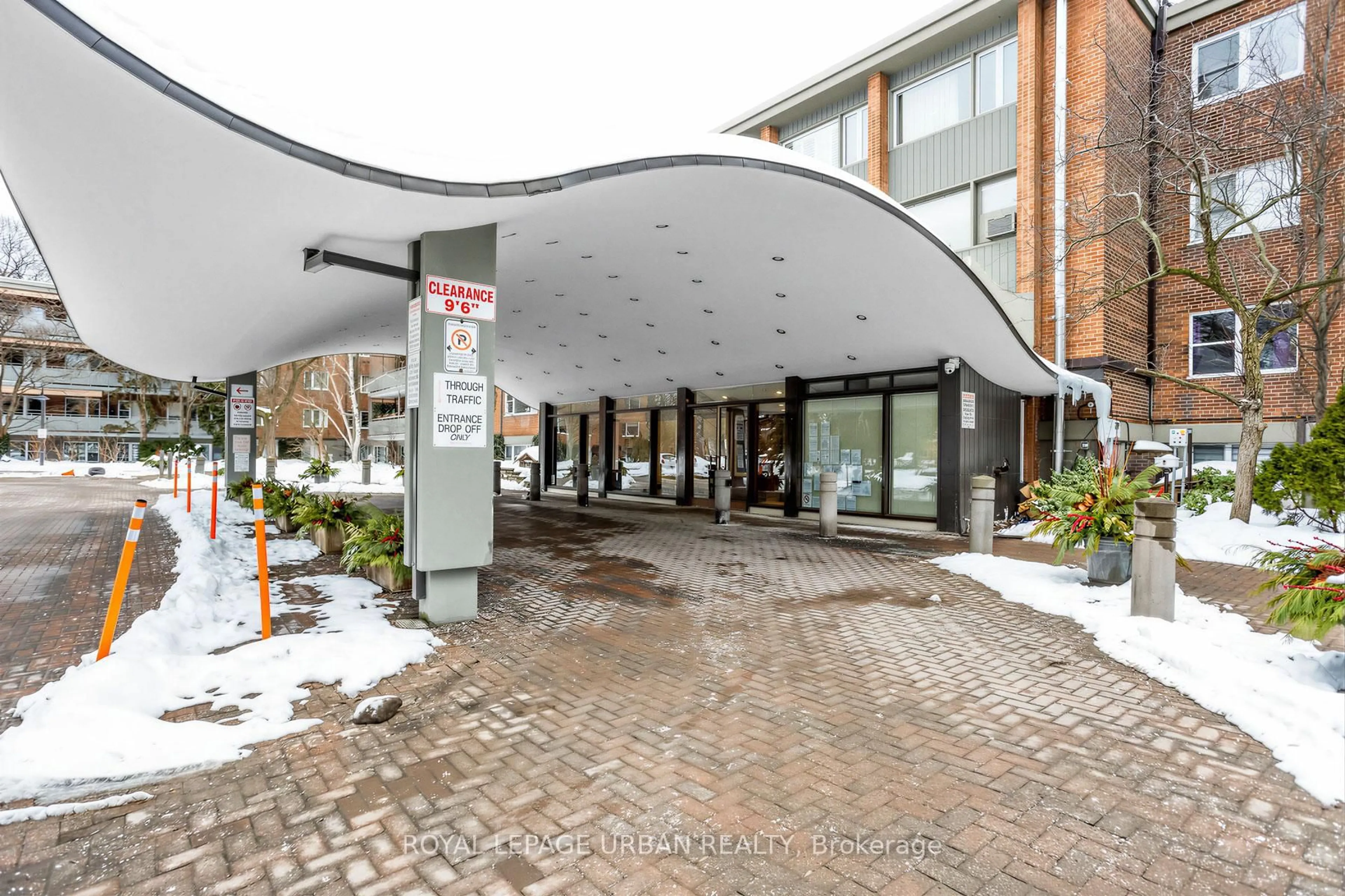 Indoor foyer for 21 Dale Ave #544, Toronto Ontario M4W 1K3