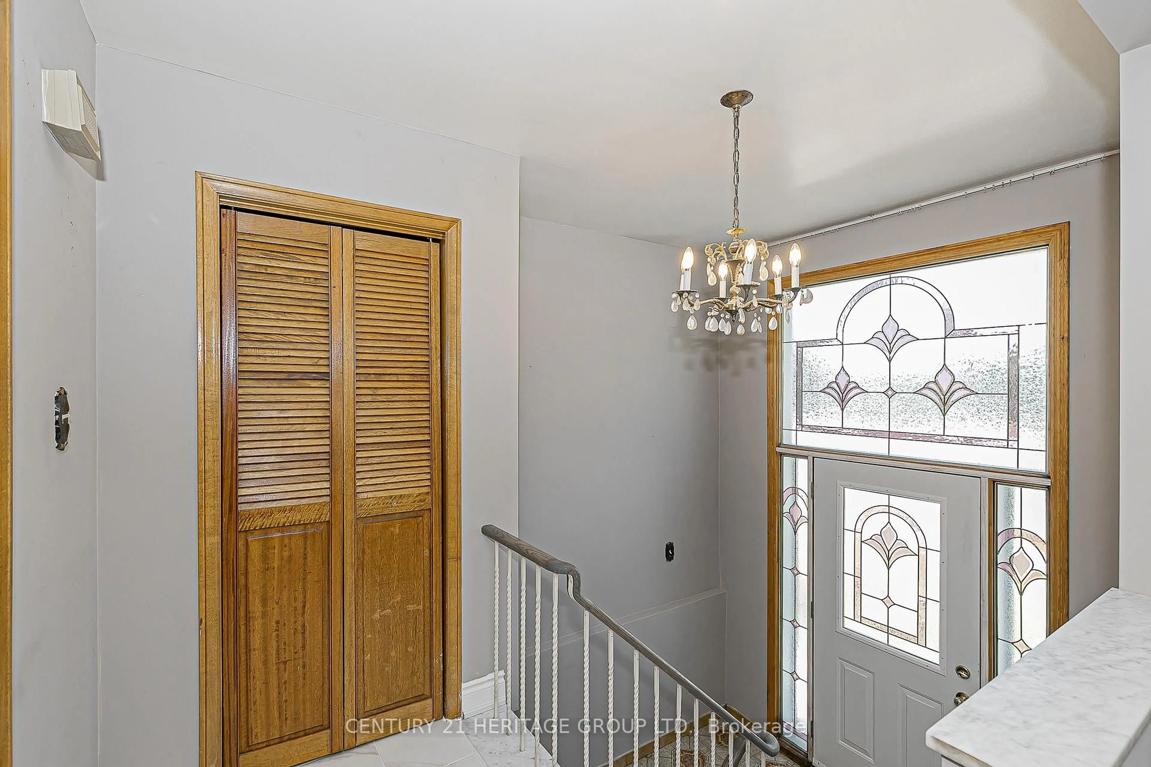 Indoor foyer for 107 Hazelnut Cres, Toronto Ontario M2J 4W4