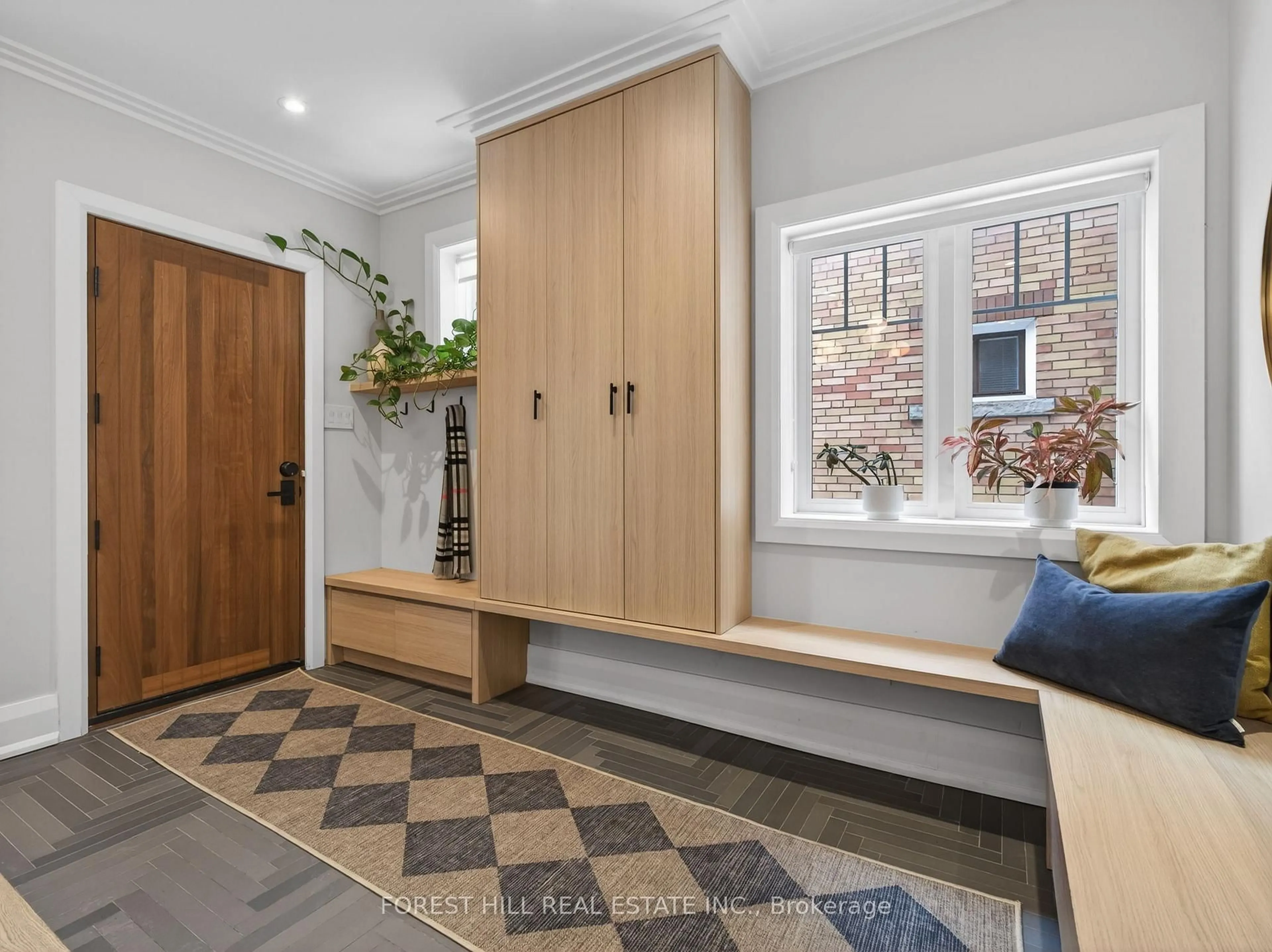 Indoor entryway for 186 Wychwood Ave, Toronto Ontario M6C 2T3