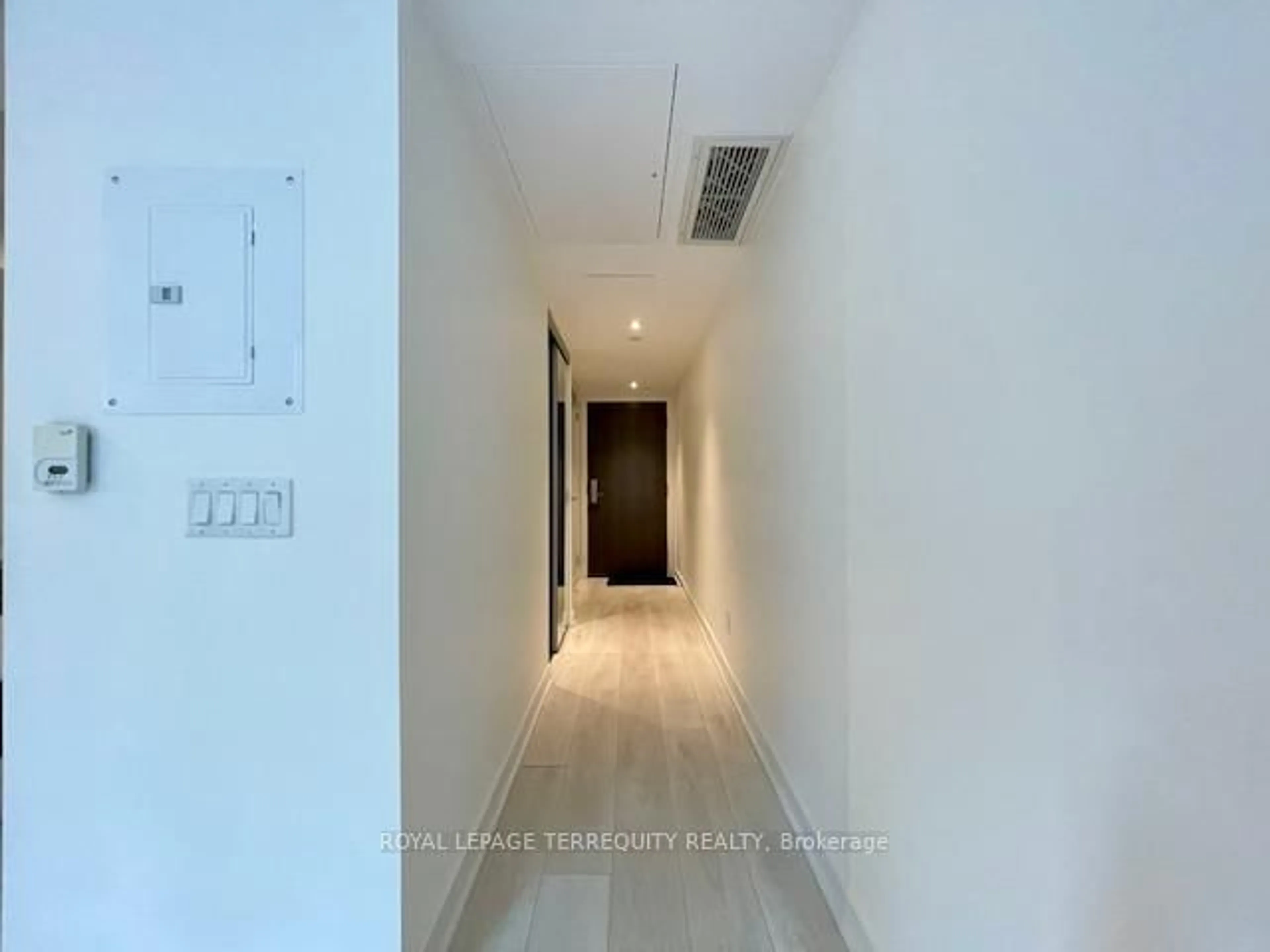 Indoor foyer for 188 Cumberland St #709, Toronto Ontario M5R 0B6