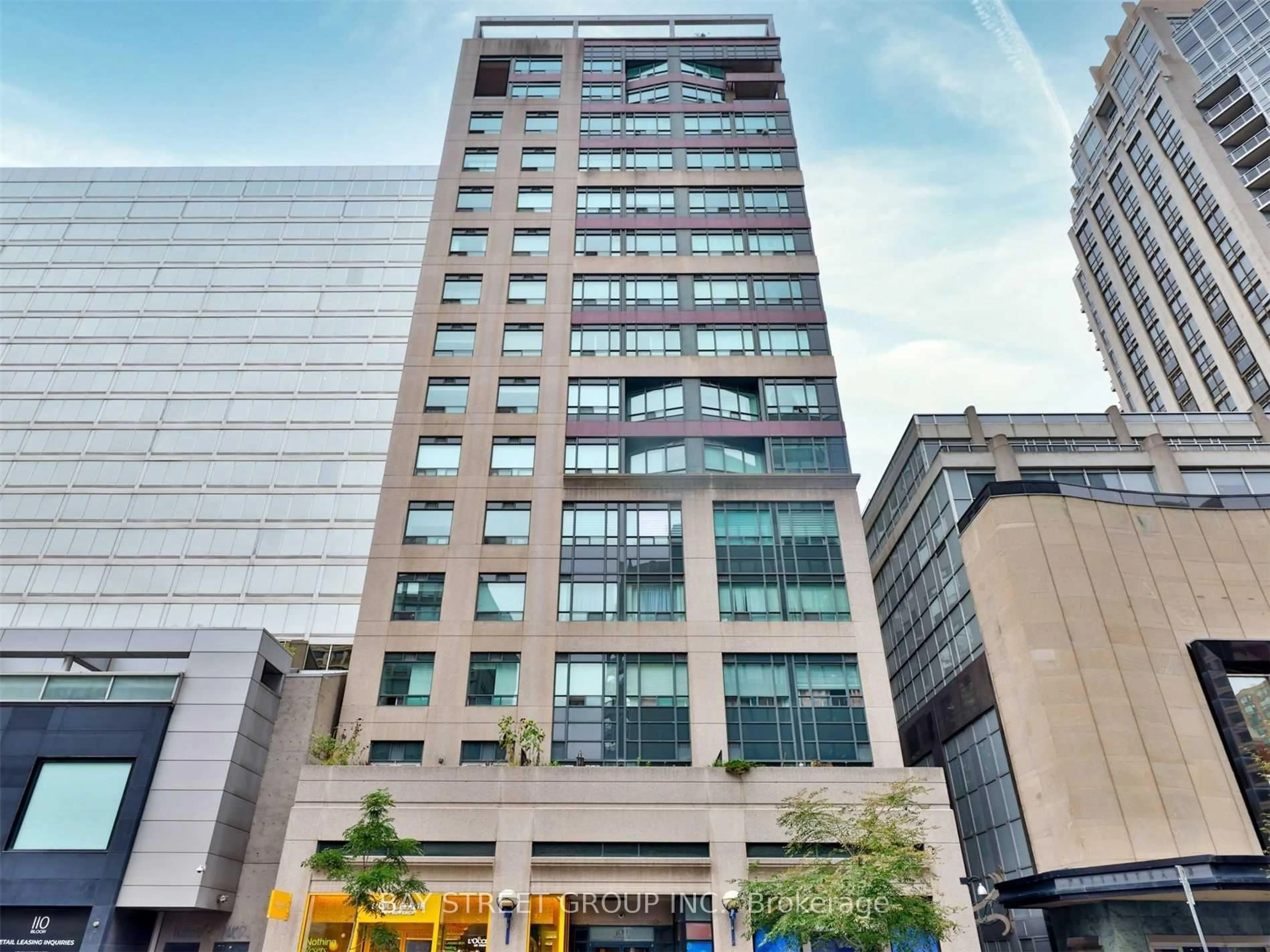 Indoor foyer for 102 Bloor St #1001, Toronto Ontario M5S 1M8