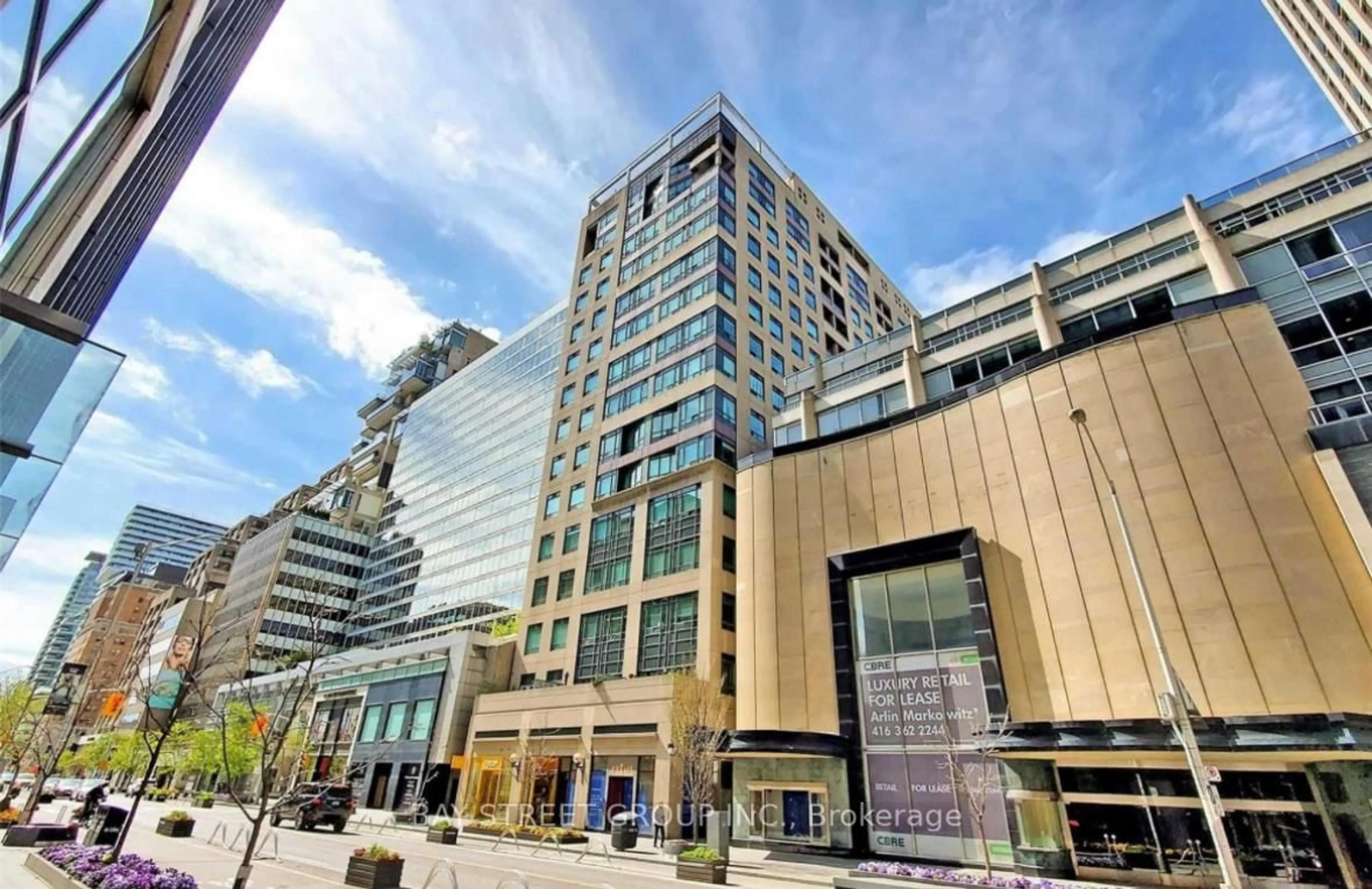Indoor foyer for 102 Bloor St #1001, Toronto Ontario M5S 1M8