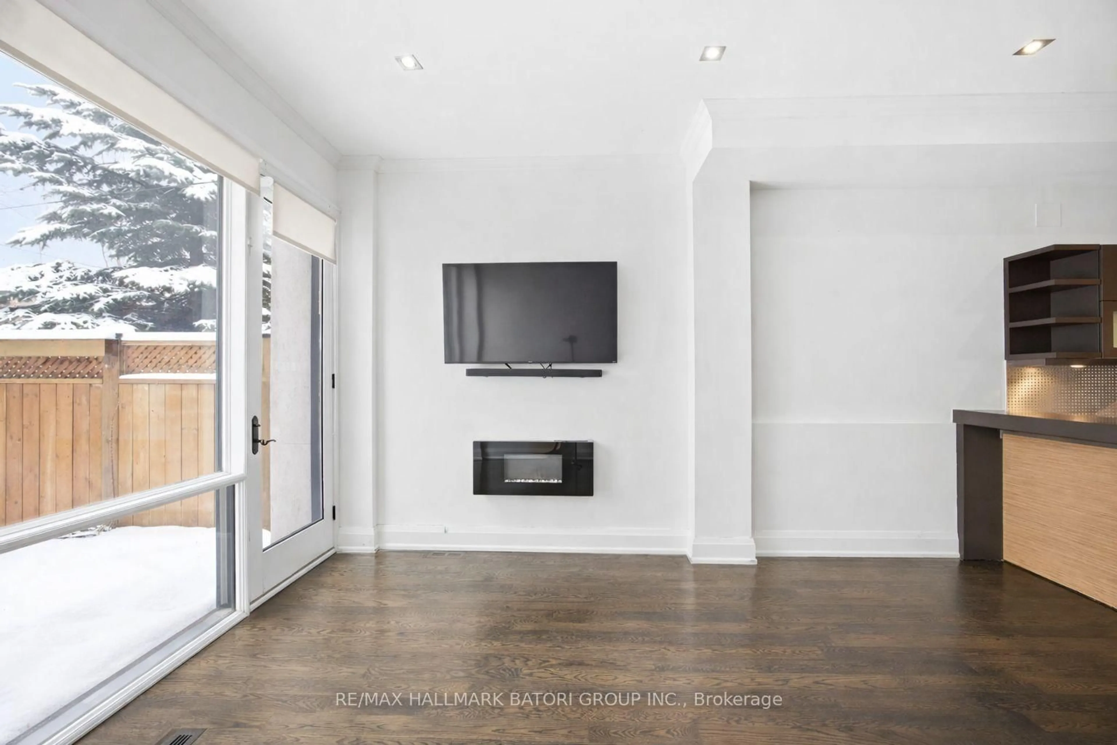 Unknown for 24A Oxton Ave, Toronto Ontario M5P 1L9