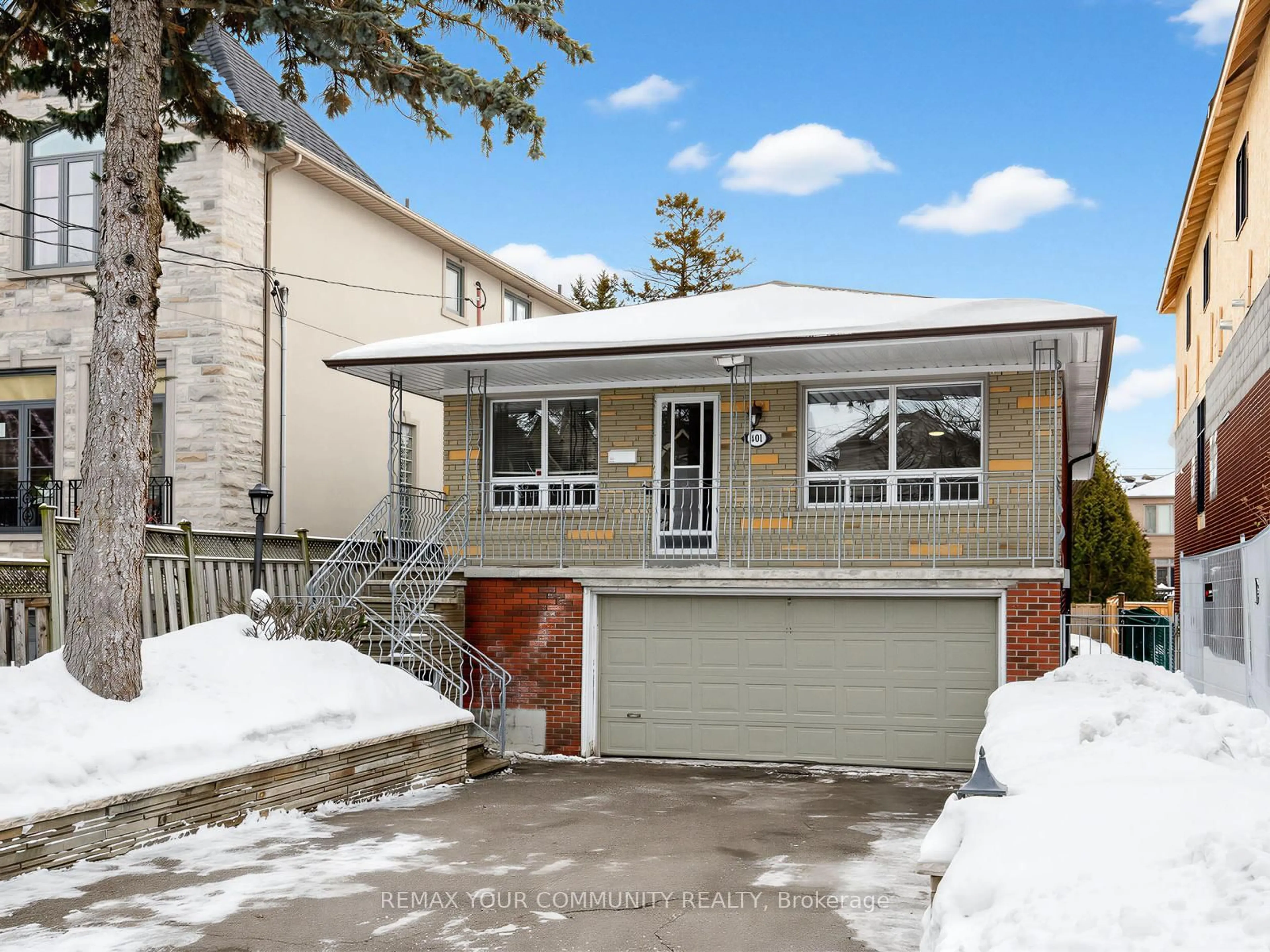 Home with vinyl exterior material, street for 401 Melrose Ave, Toronto Ontario M5M 1Z6