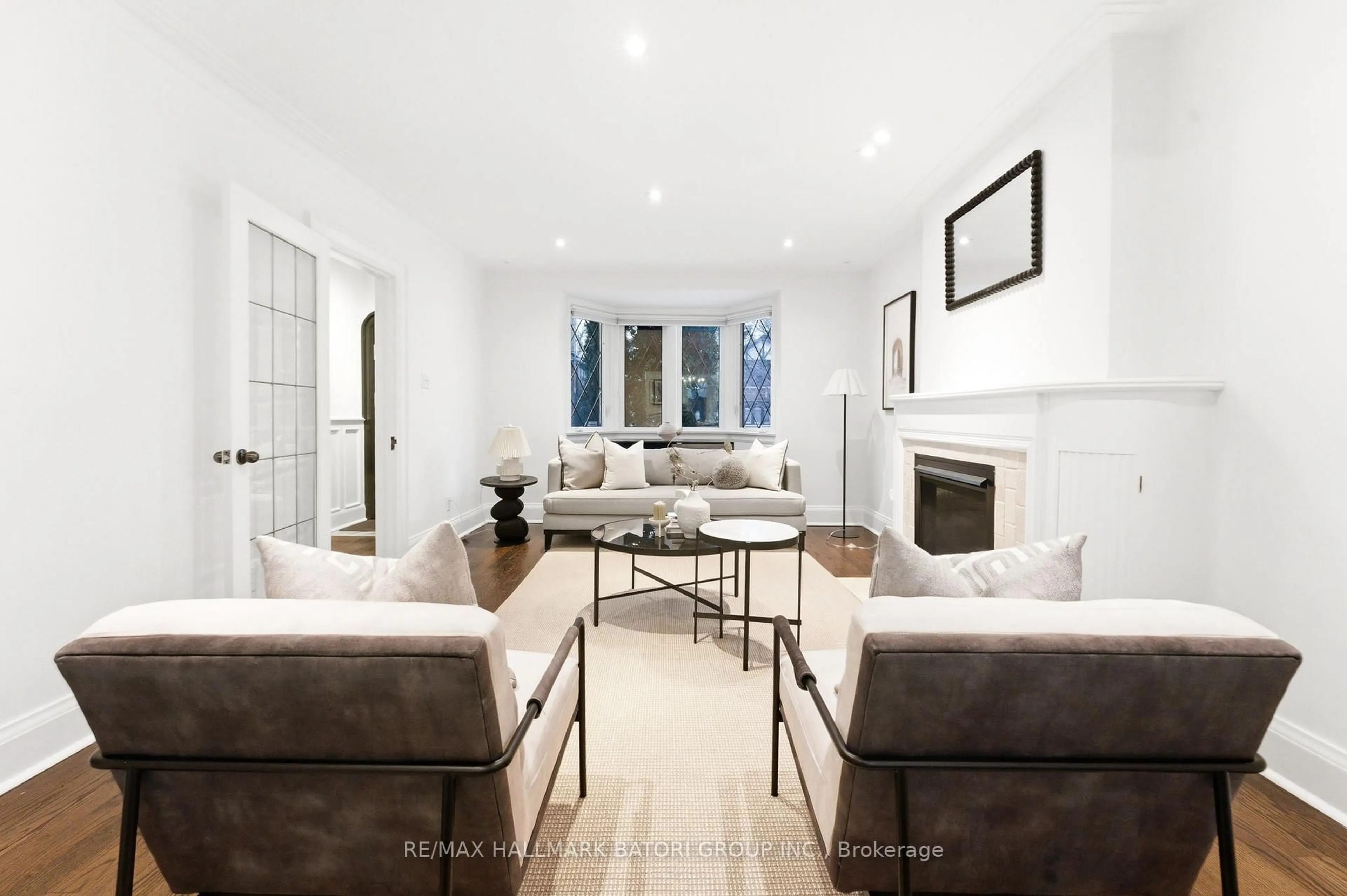 Living room with furniture, unknown for 531 Briar Hill Ave, Toronto Ontario M5N 1N1