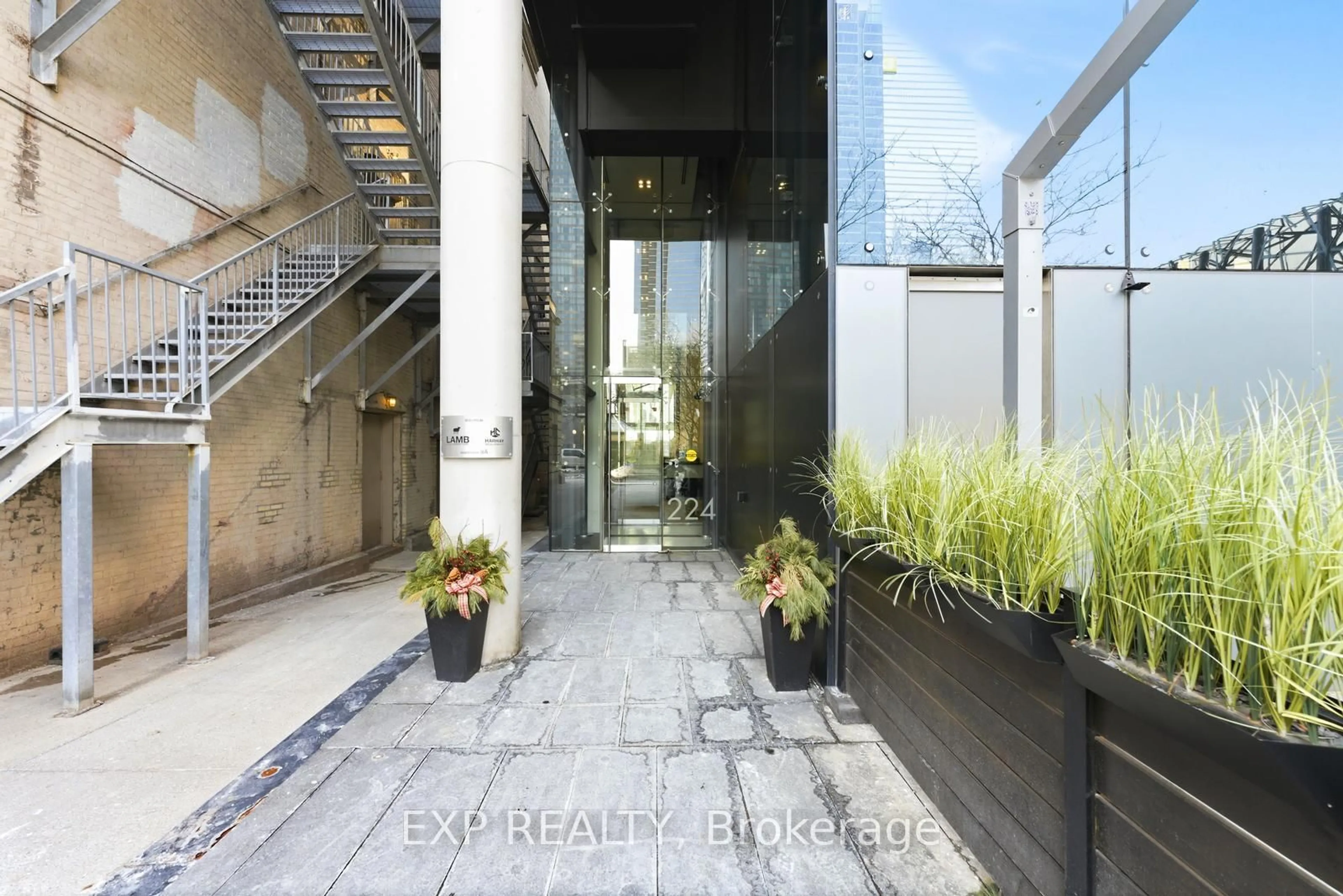 Indoor foyer for 224 King St #2906, Toronto Ontario M5H 0A6
