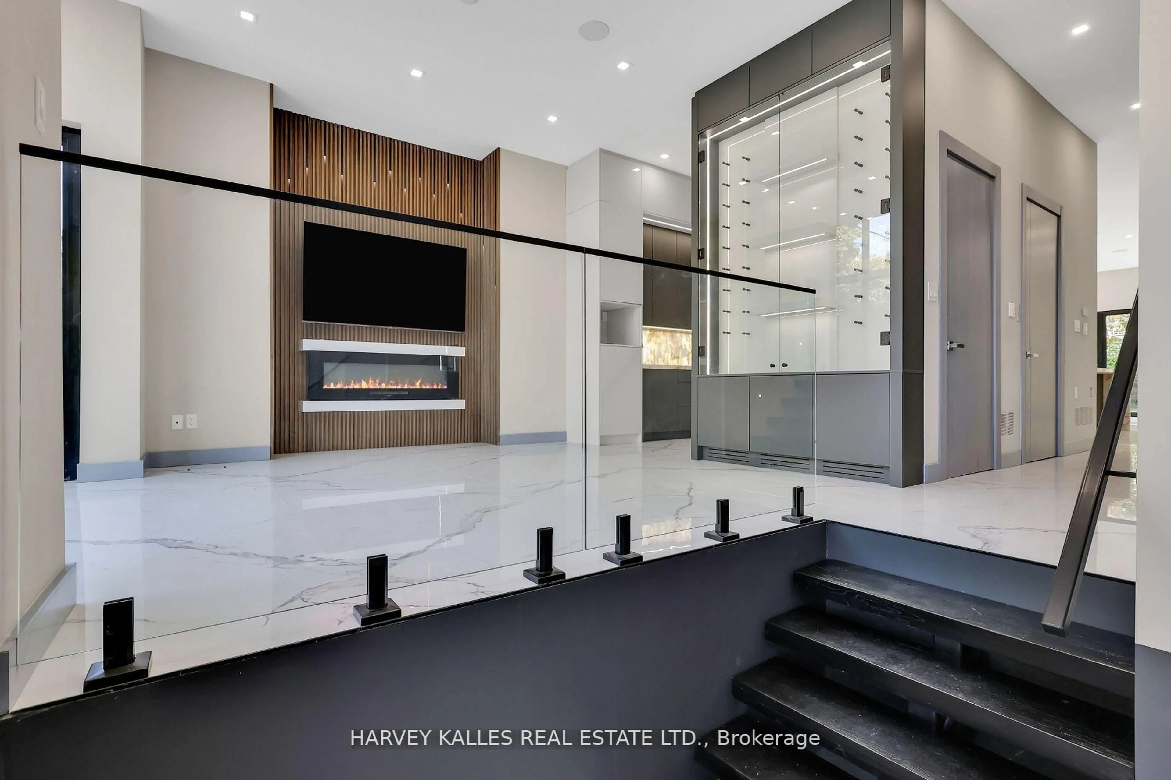 Indoor foyer for 71 Ardmore Rd, Toronto Ontario M5P 1V4