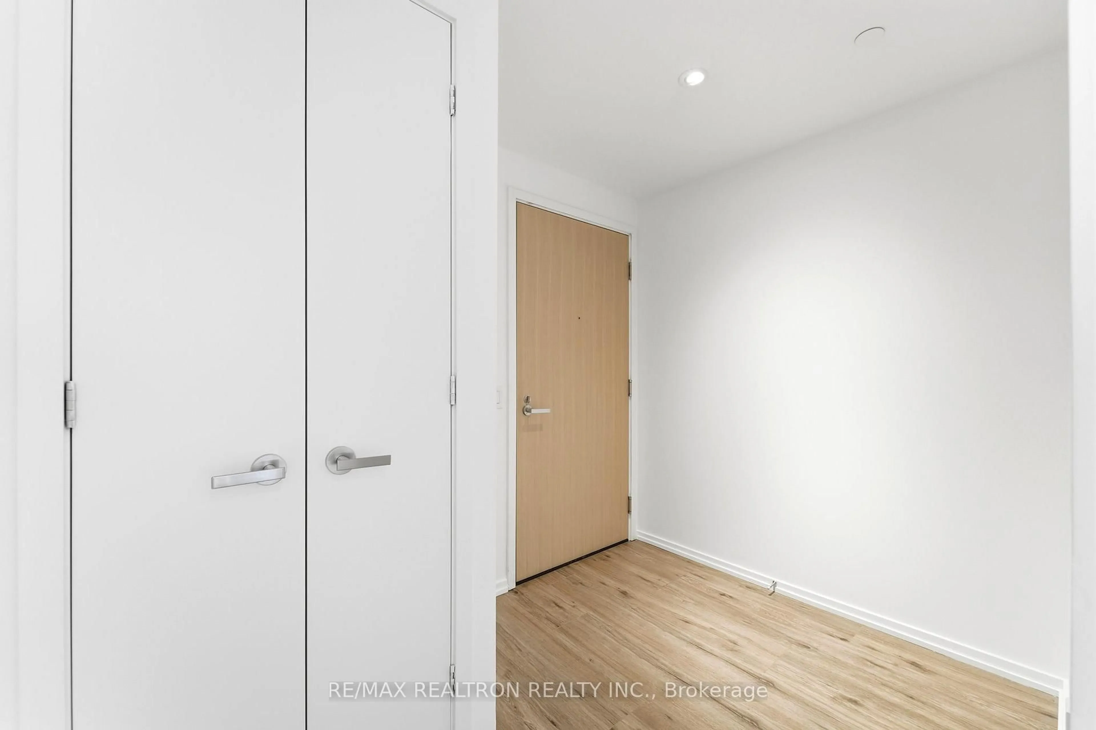 Indoor entryway for 5 Soudan Ave #1907, Toronto Ontario M4S 1V5