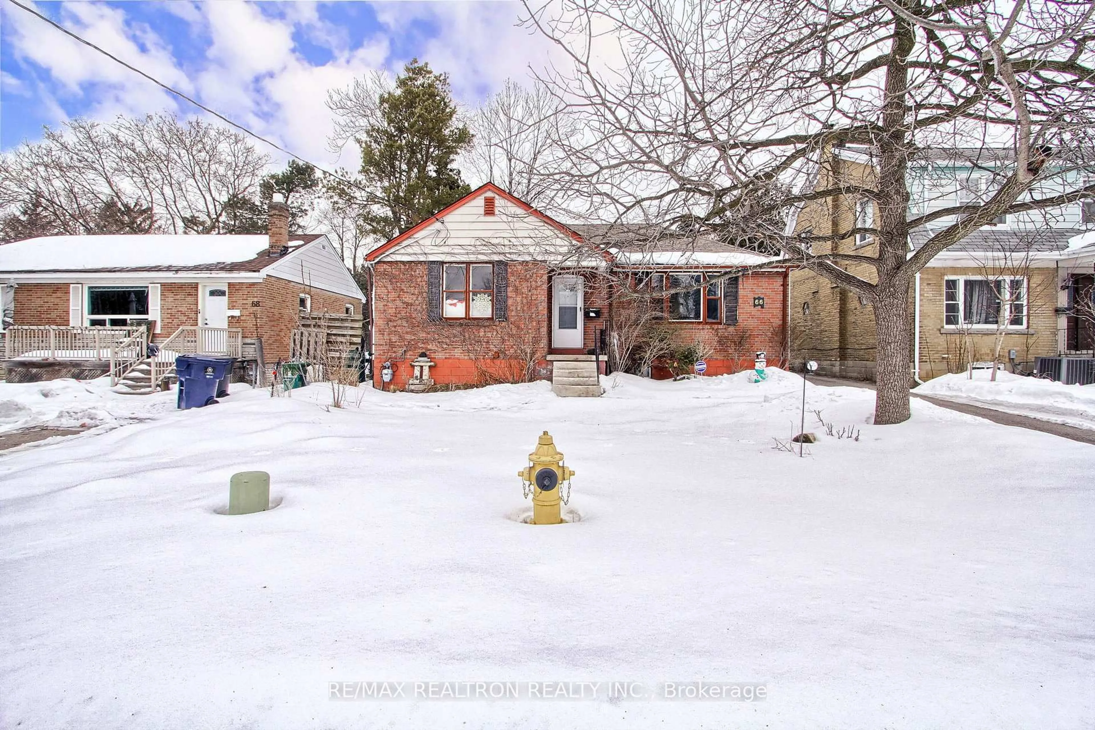 A pic from outside/outdoor area/front of a property/back of a property/a pic from drone, street for 66 Patricia Ave, Toronto Ontario M2M 1J2