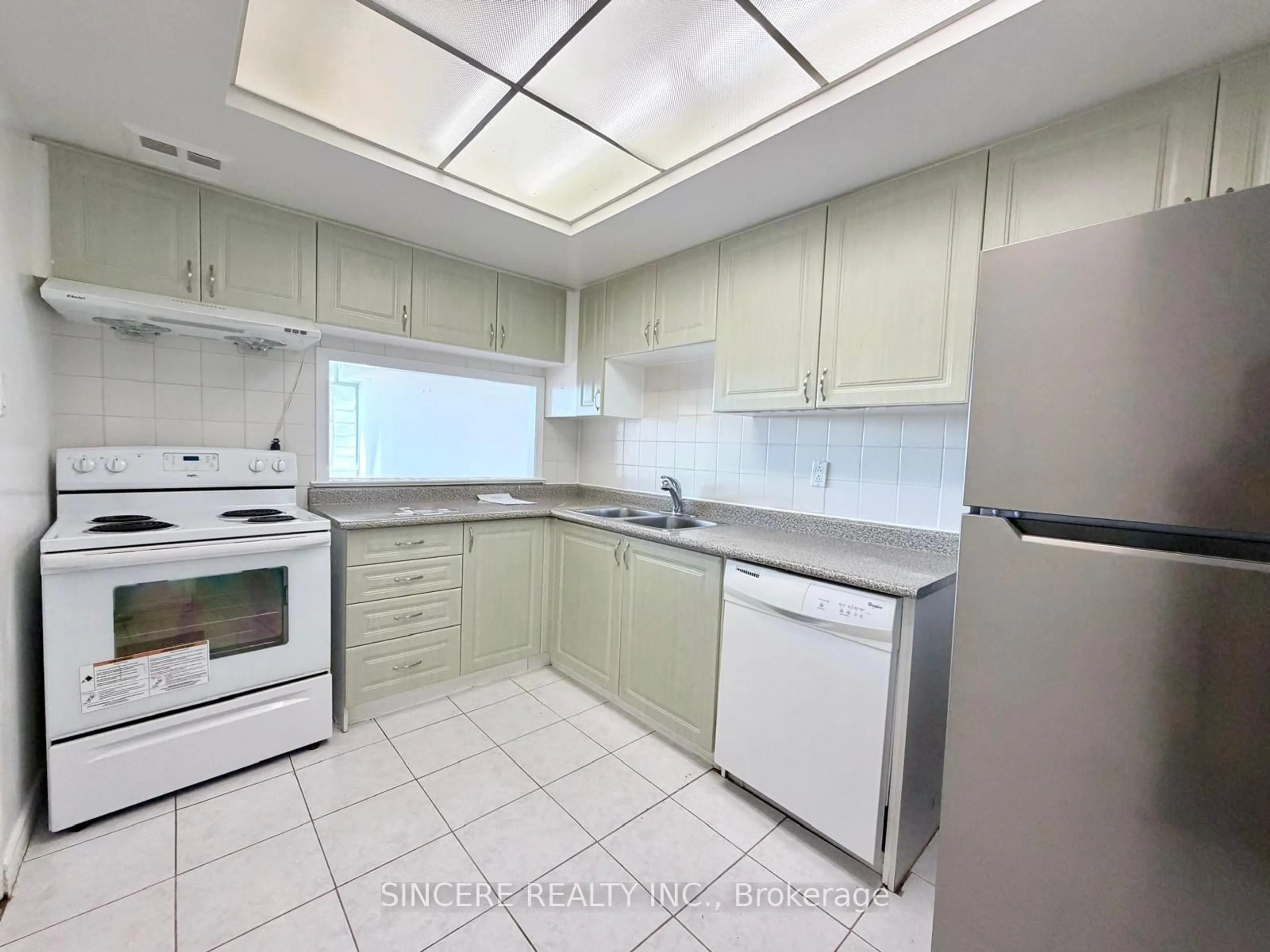 Standard kitchen, unknown for 55 Skymark Dr #1705, Toronto Ontario M2H 3N4