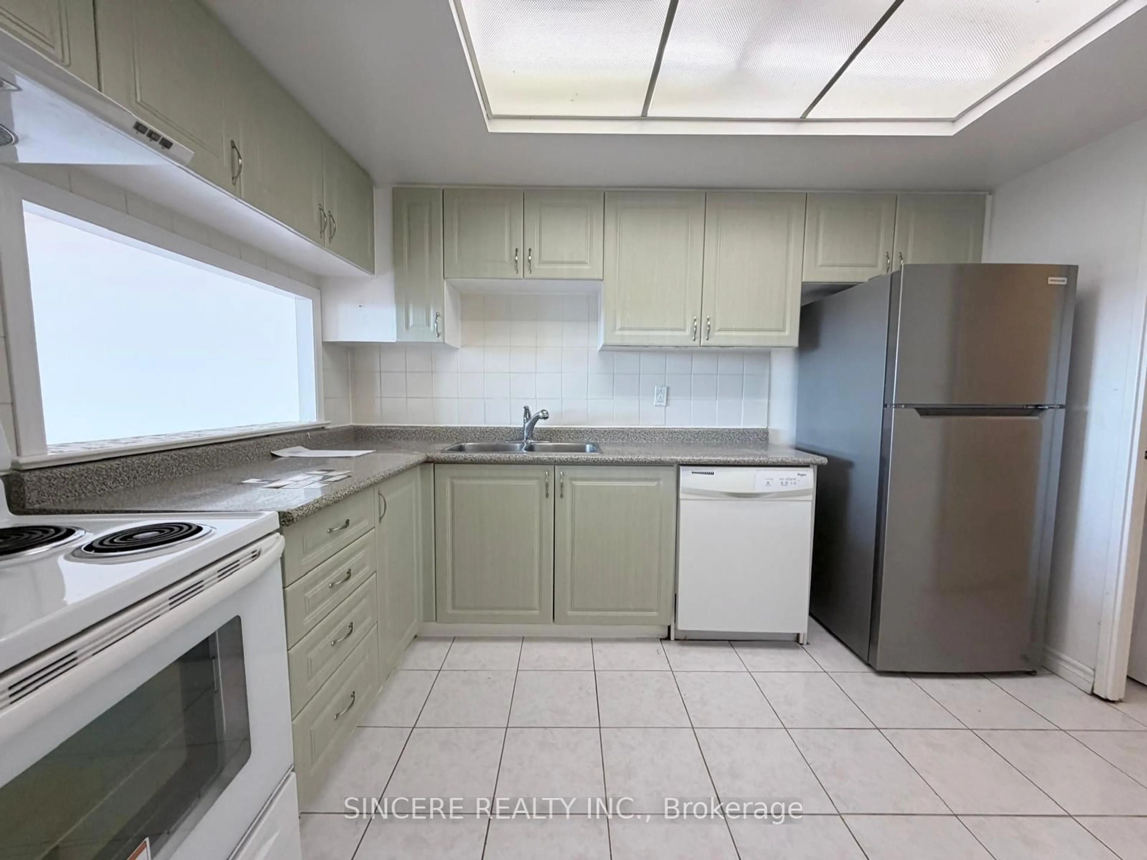 Standard kitchen, unknown for 55 Skymark Dr #1705, Toronto Ontario M2H 3N4