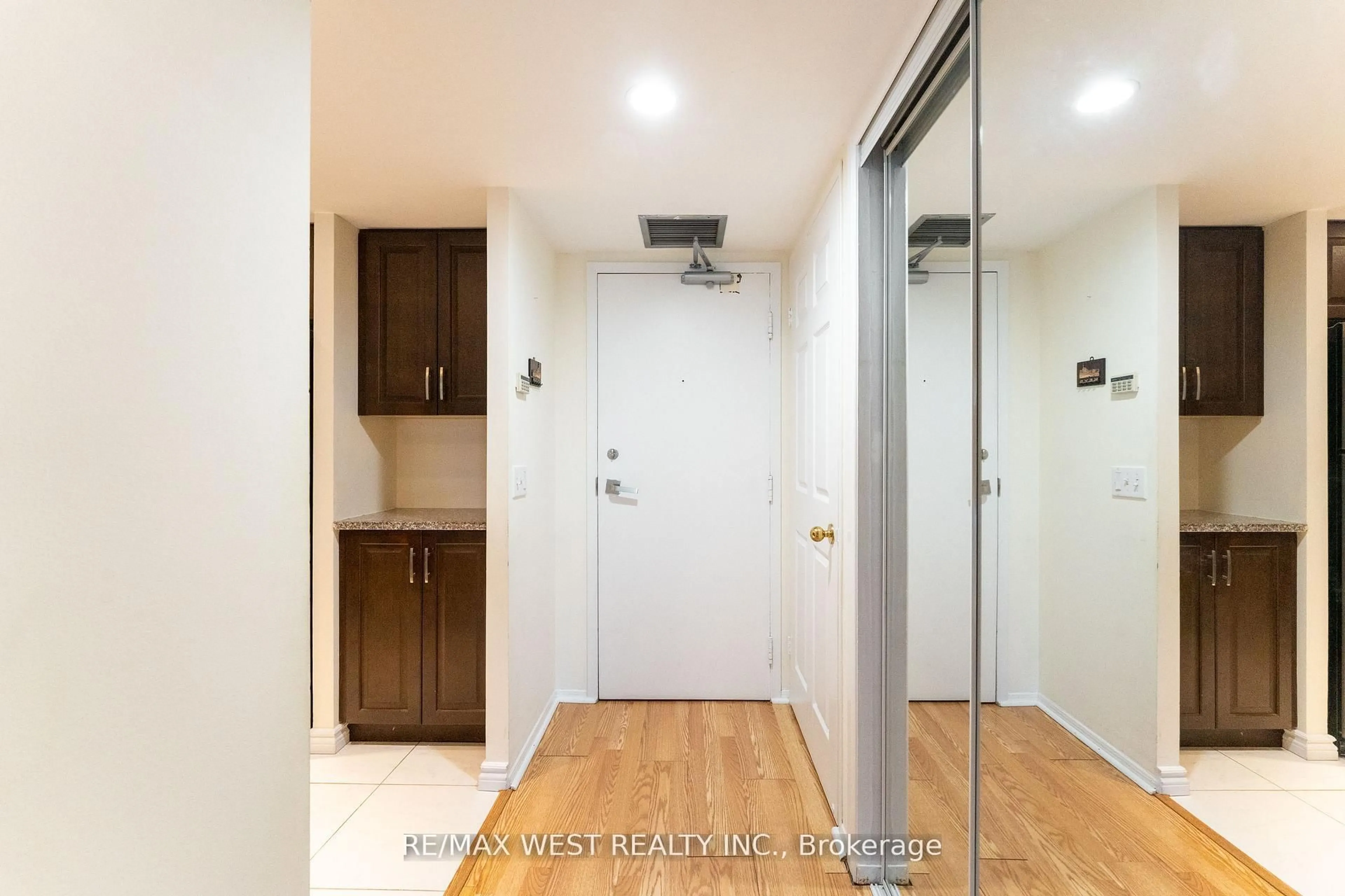 Unknown for 725 King St #205, Toronto Ontario M5V 2W9