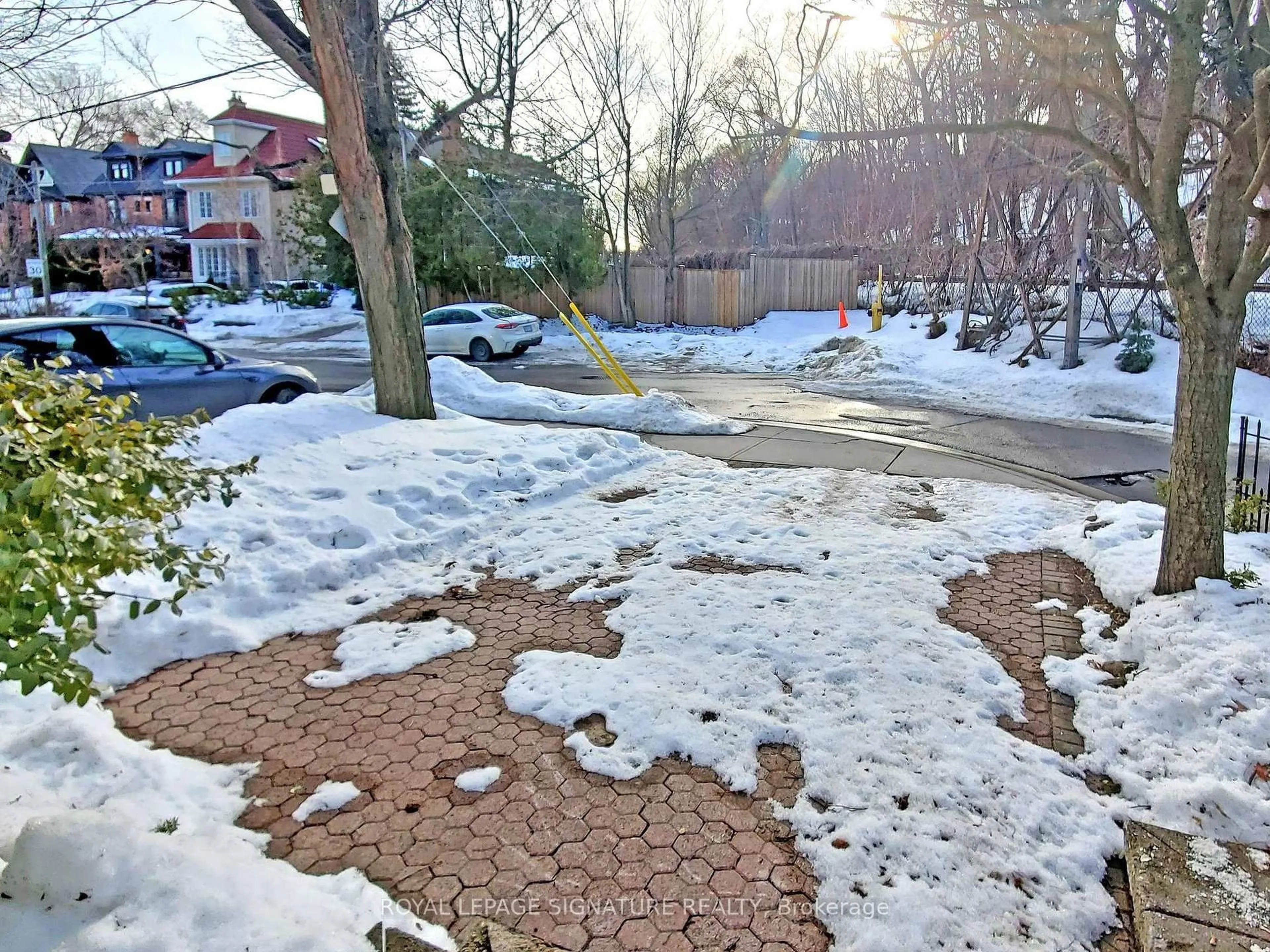A pic from outside/outdoor area/front of a property/back of a property/a pic from drone, street for 337 Glen Rd, Toronto Ontario M4W 2X4