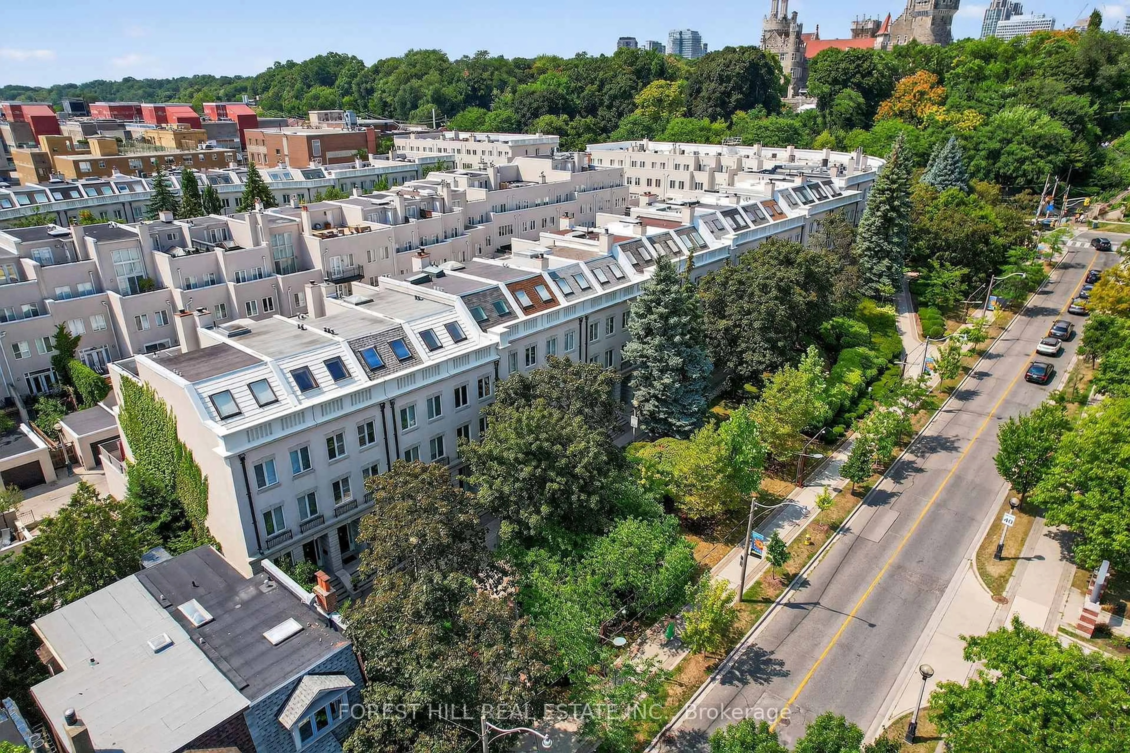 A pic from outside/outdoor area/front of a property/back of a property/a pic from drone, city buildings view from balcony for 252 Spadina Rd, Toronto Ontario M5R 2V1