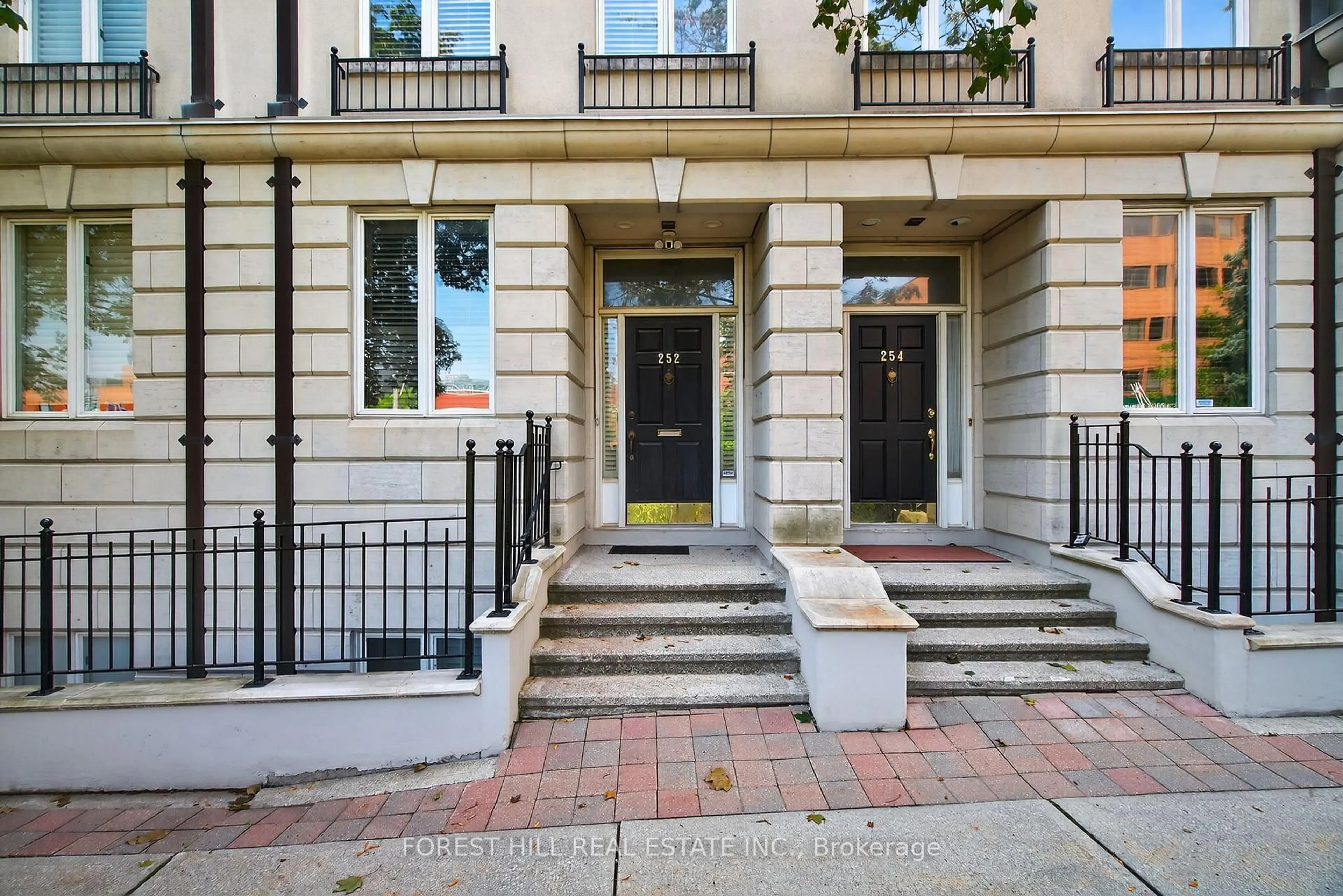 Unknown for 252 Spadina Rd, Toronto Ontario M5R 2V1