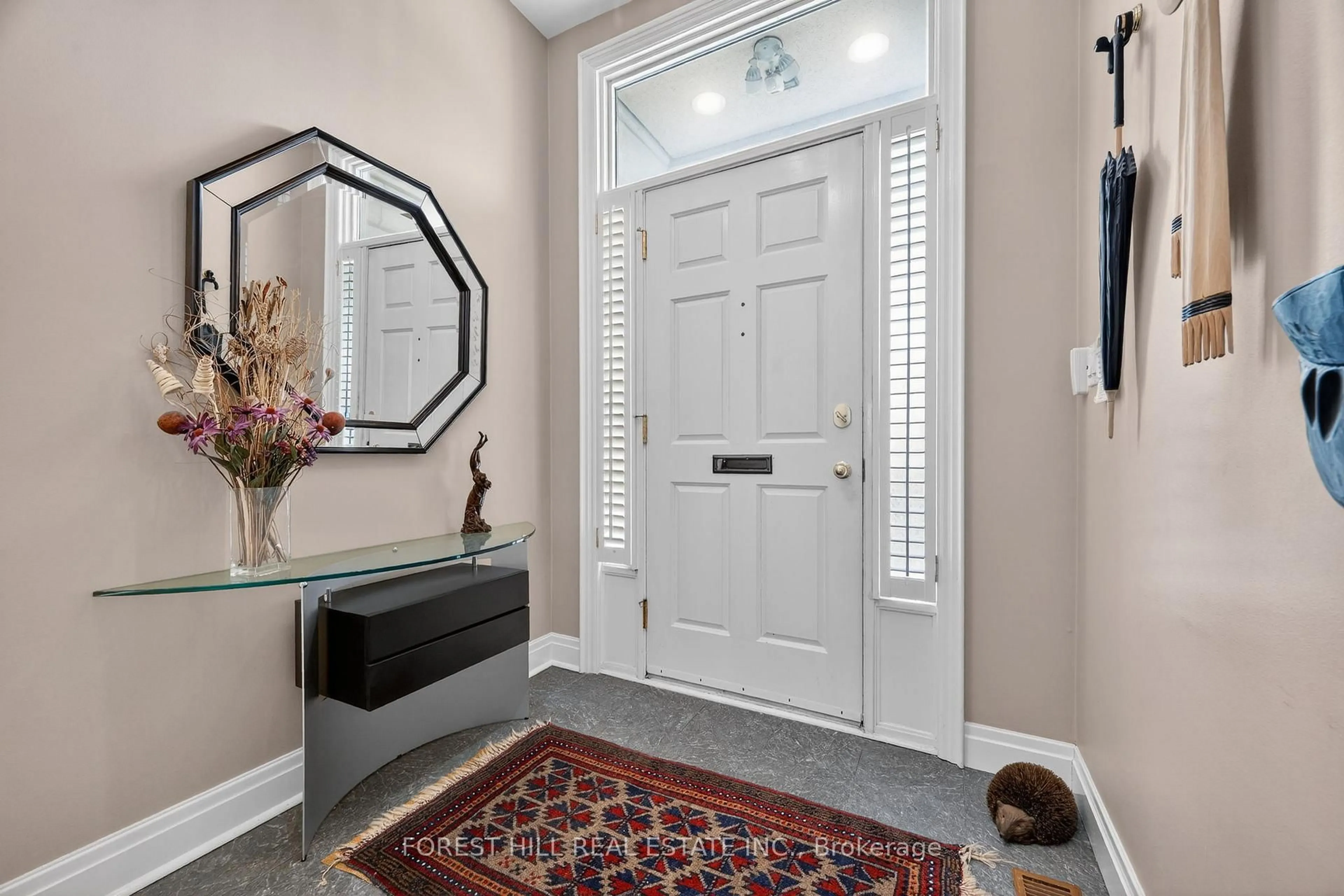 Indoor entryway for 252 Spadina Rd, Toronto Ontario M5R 2V1