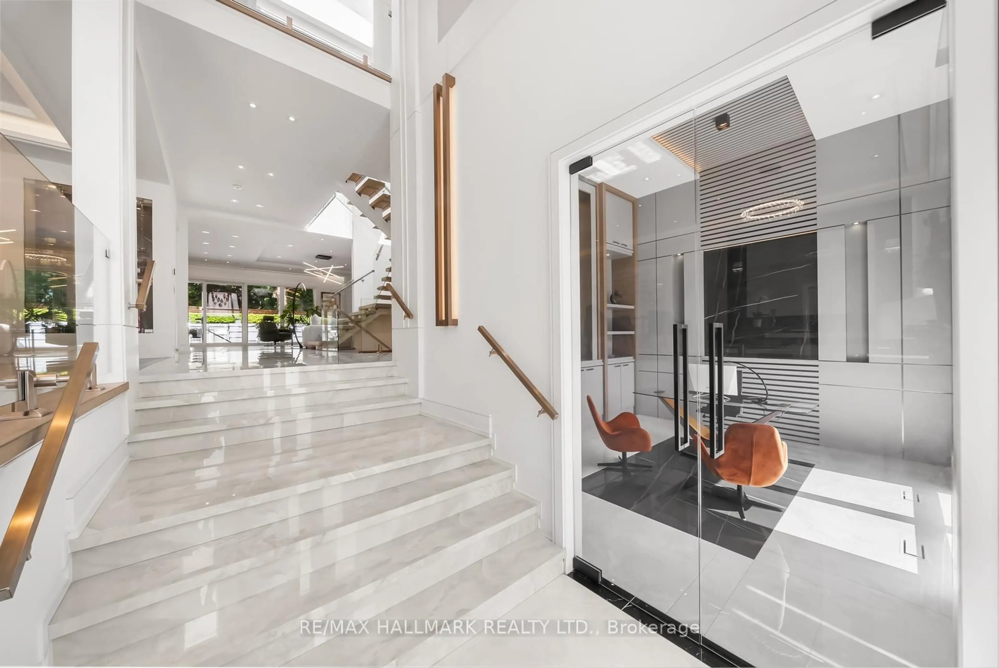 Indoor foyer for 65 Whittaker Cres, Toronto Ontario M2K 1K9