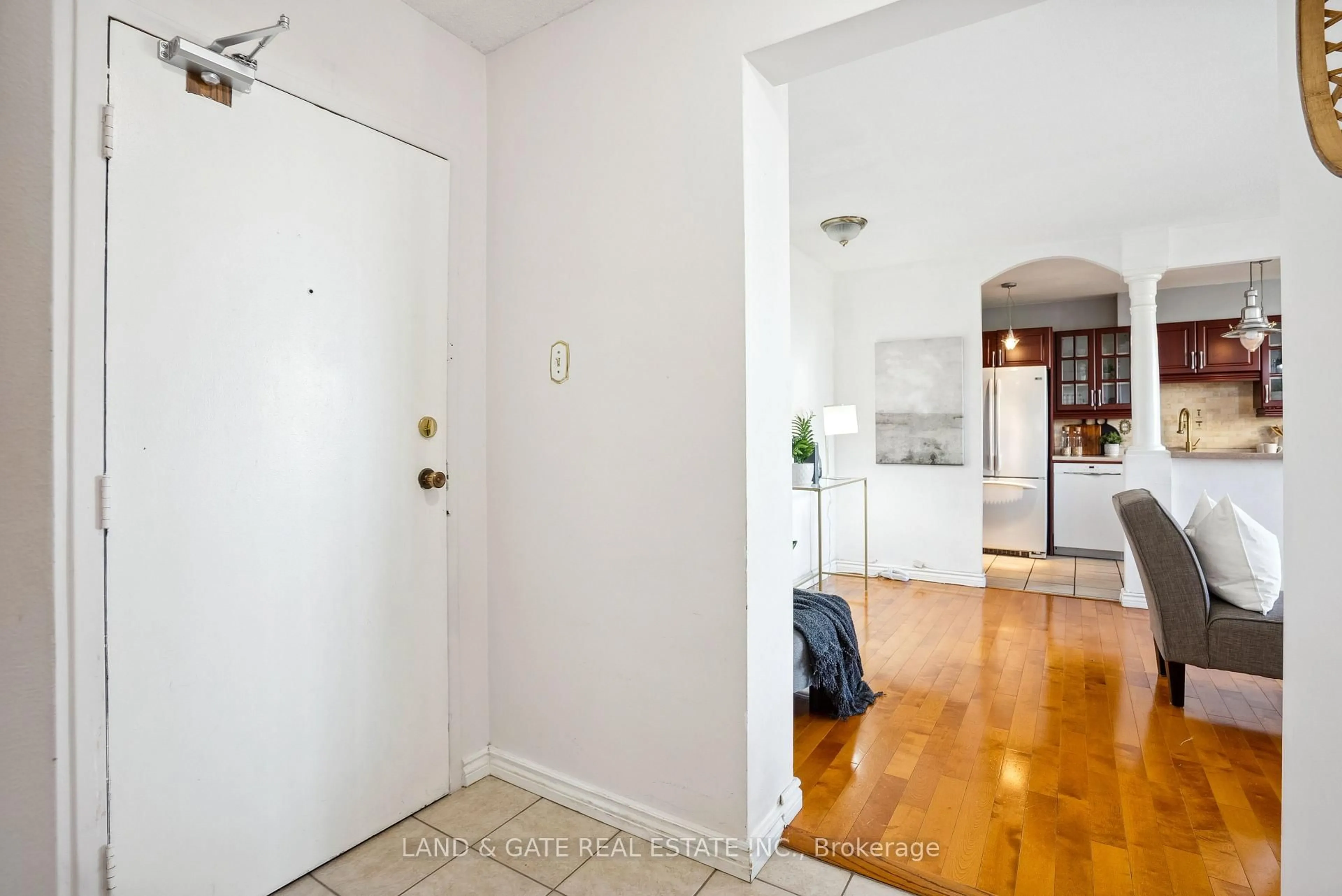 Indoor entryway for 260 Seneca Hill Dr #702, Toronto Ontario M2J 4S6