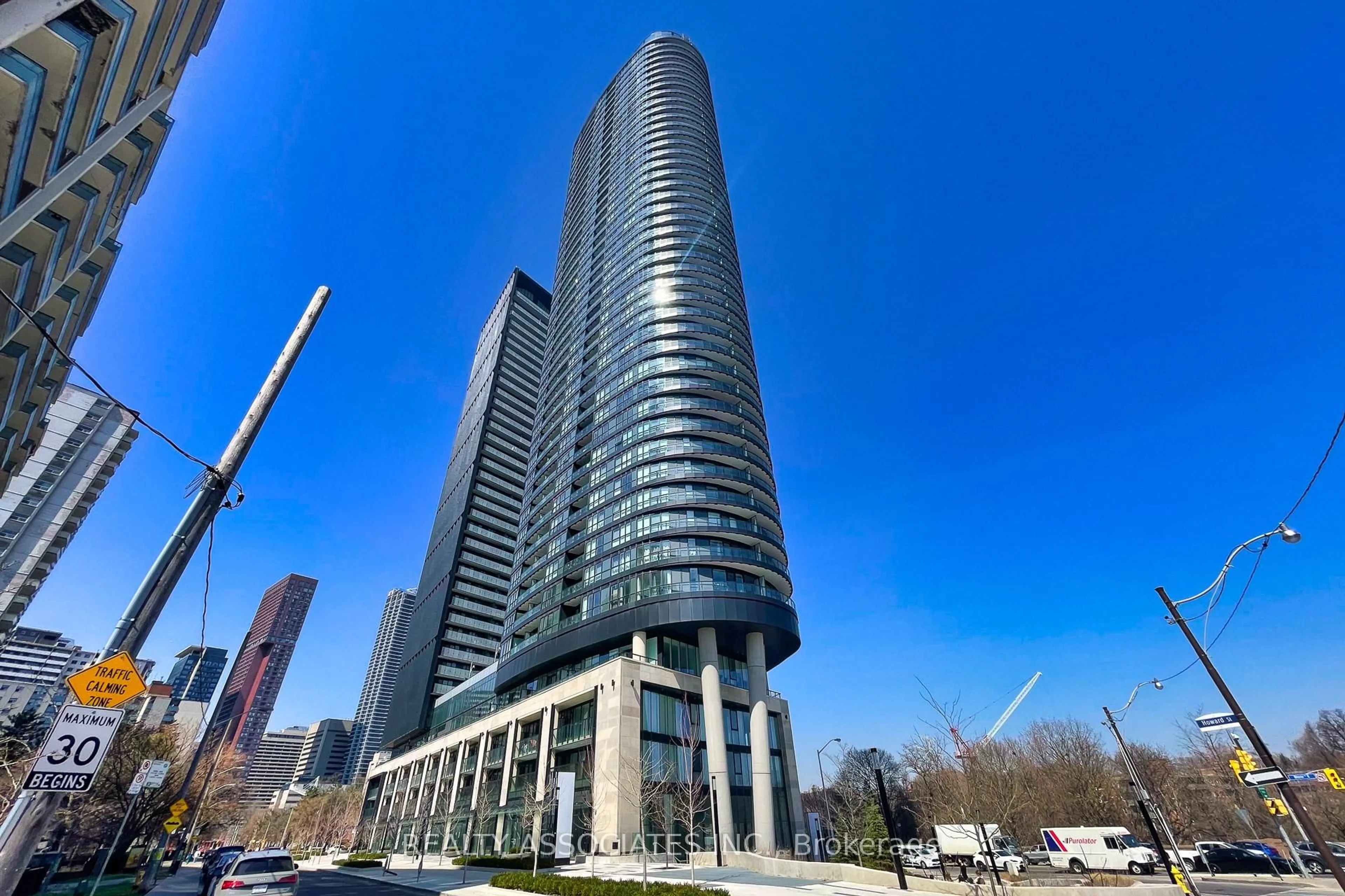 Indoor foyer for 585 Bloor St #2817, Toronto Ontario M4W 0B3