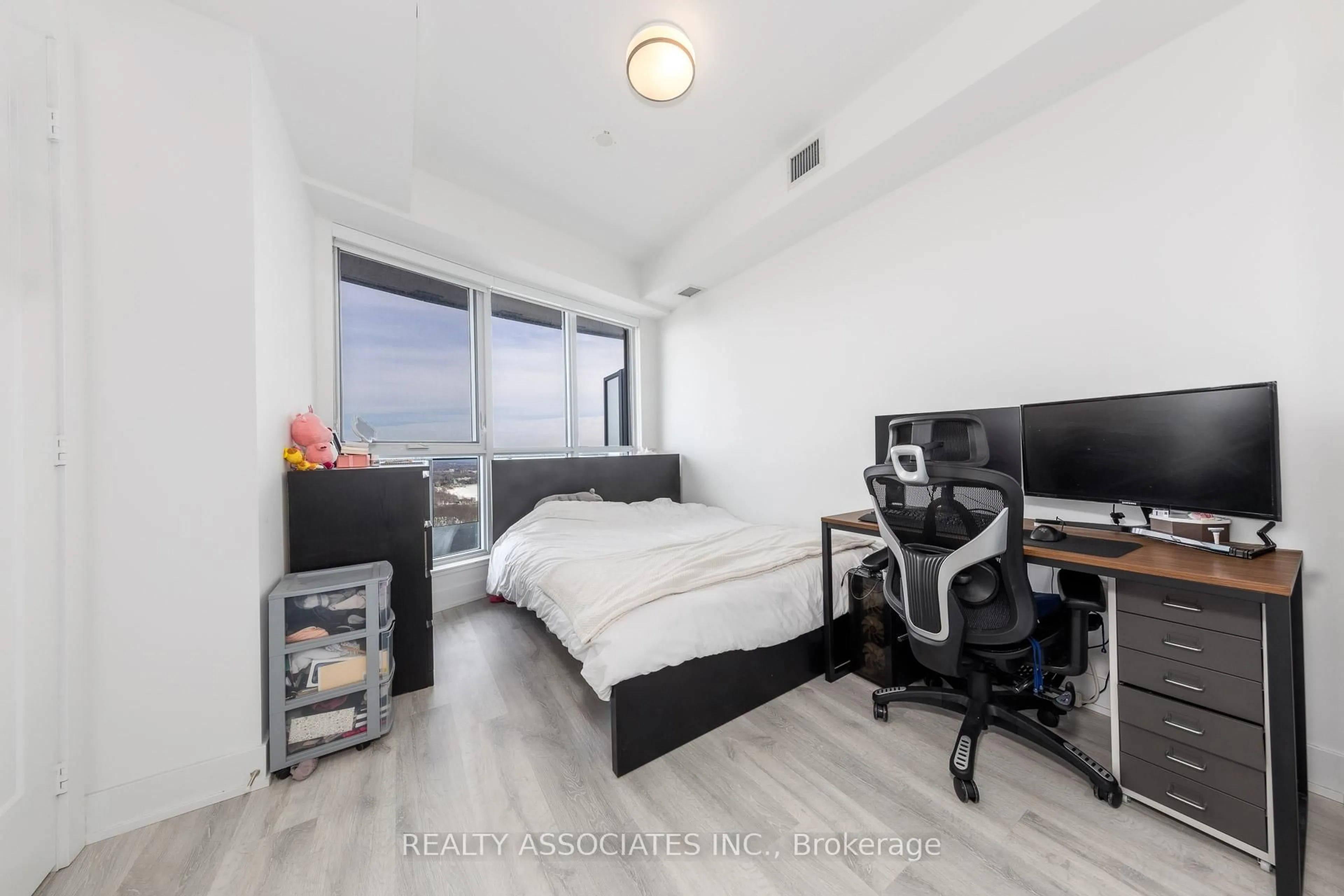 A pic of a room for 585 Bloor St #2817, Toronto Ontario M4W 0B3