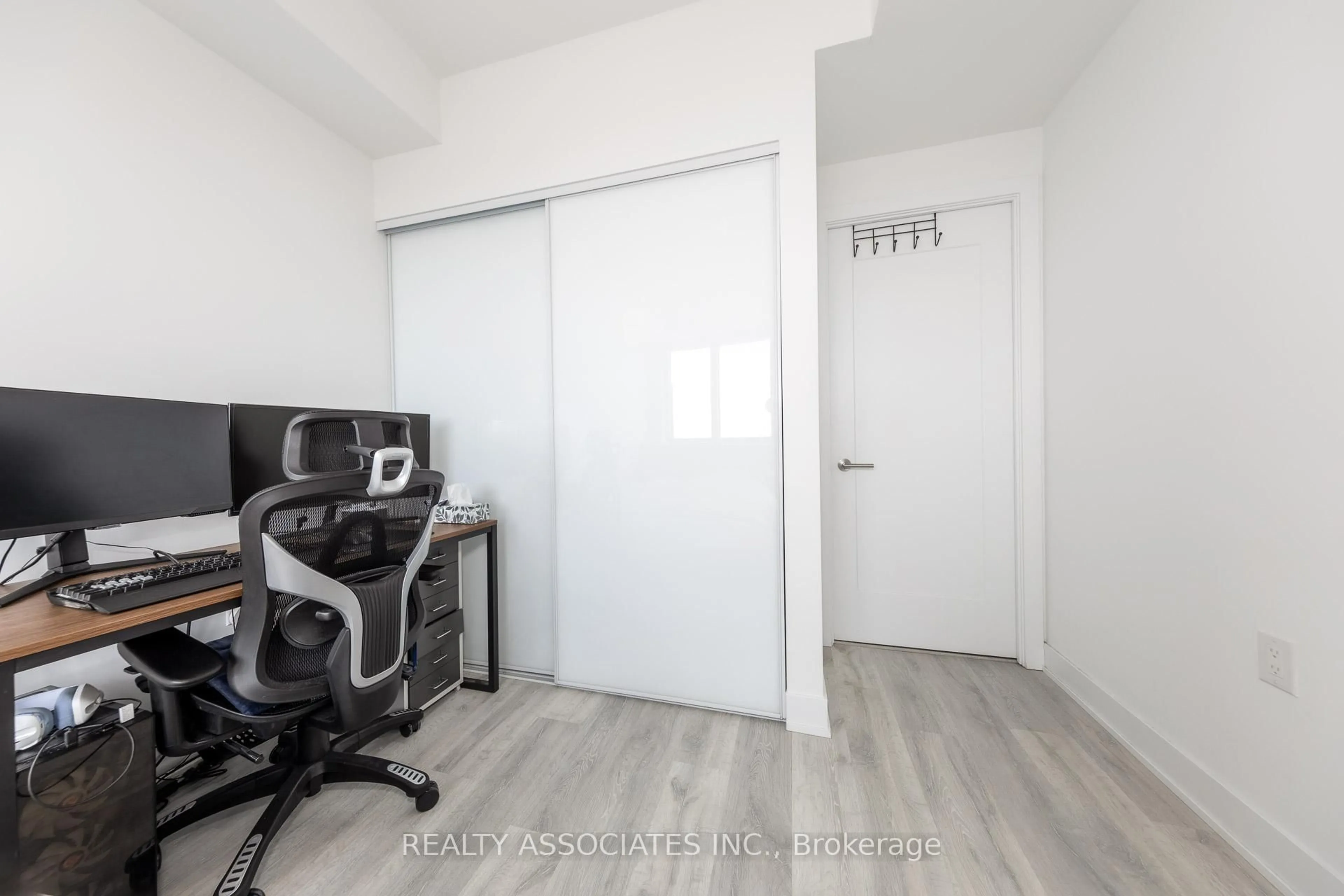 Indoor entryway for 585 Bloor St #2817, Toronto Ontario M4W 0B3