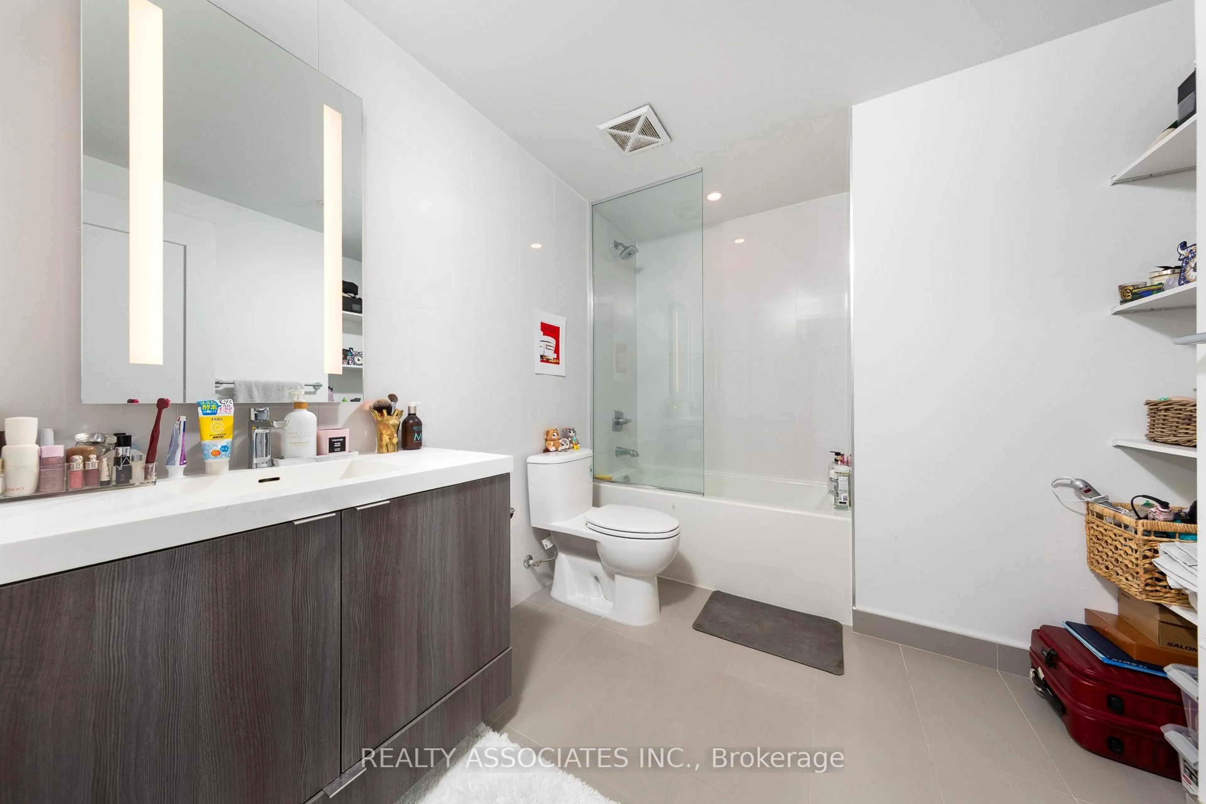 Standard bathroom, ceramic/tile floor for 585 Bloor St #2817, Toronto Ontario M4W 0B3