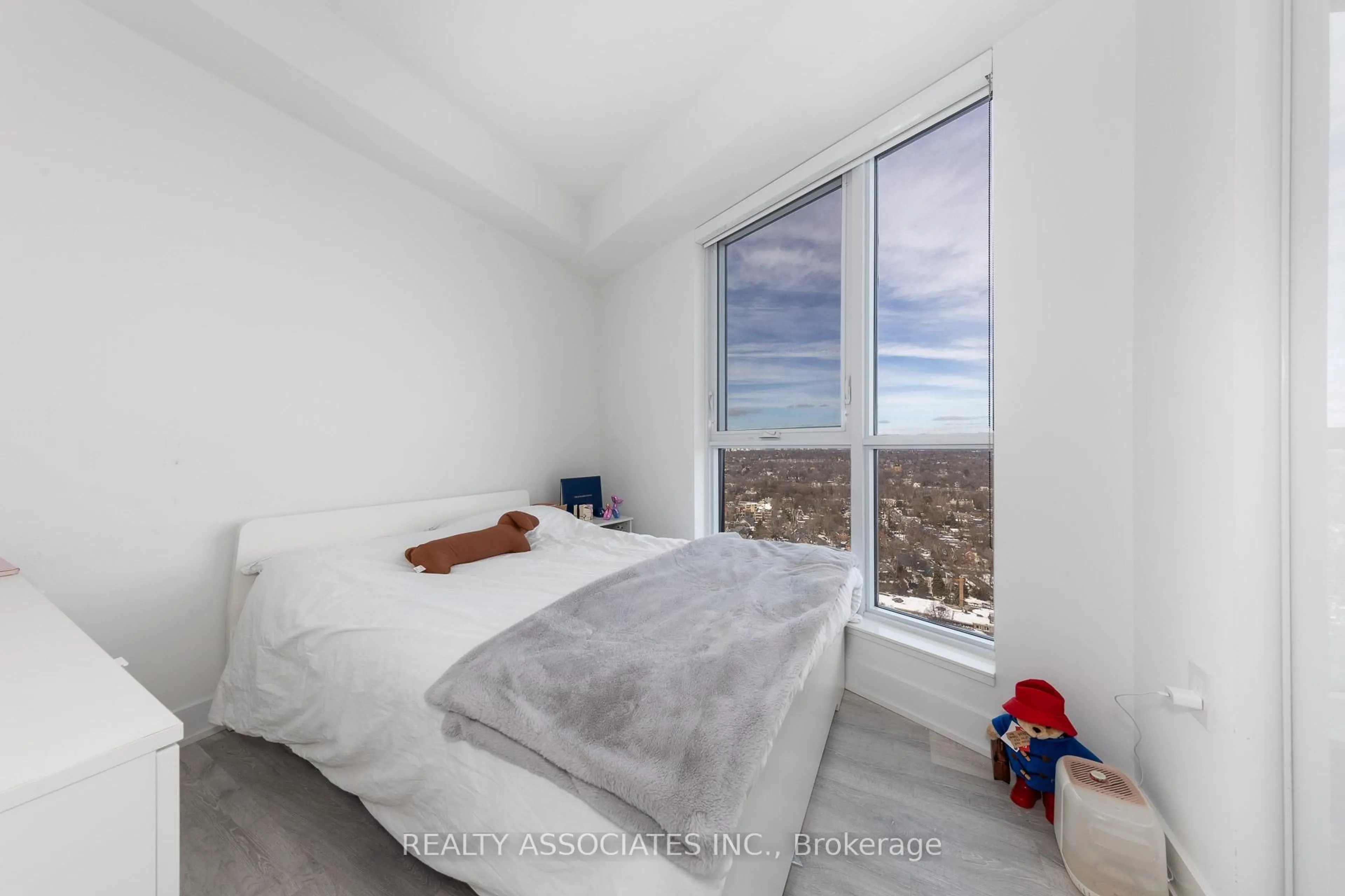 Bedroom with bed, unknown for 585 Bloor St #2817, Toronto Ontario M4W 0B3