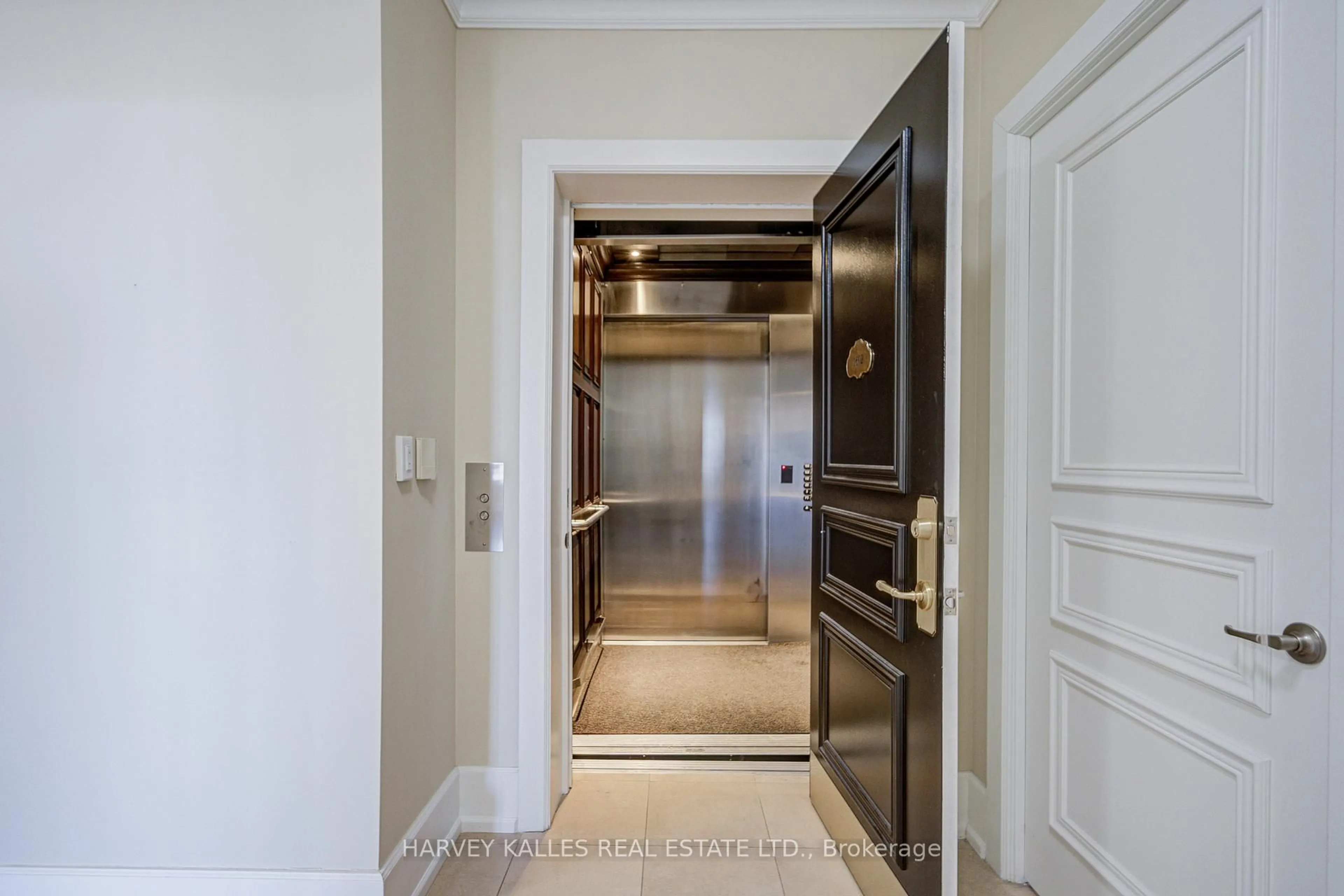 Indoor foyer for 660 Sheppard Ave #1602B, Toronto Ontario M2K 3E5