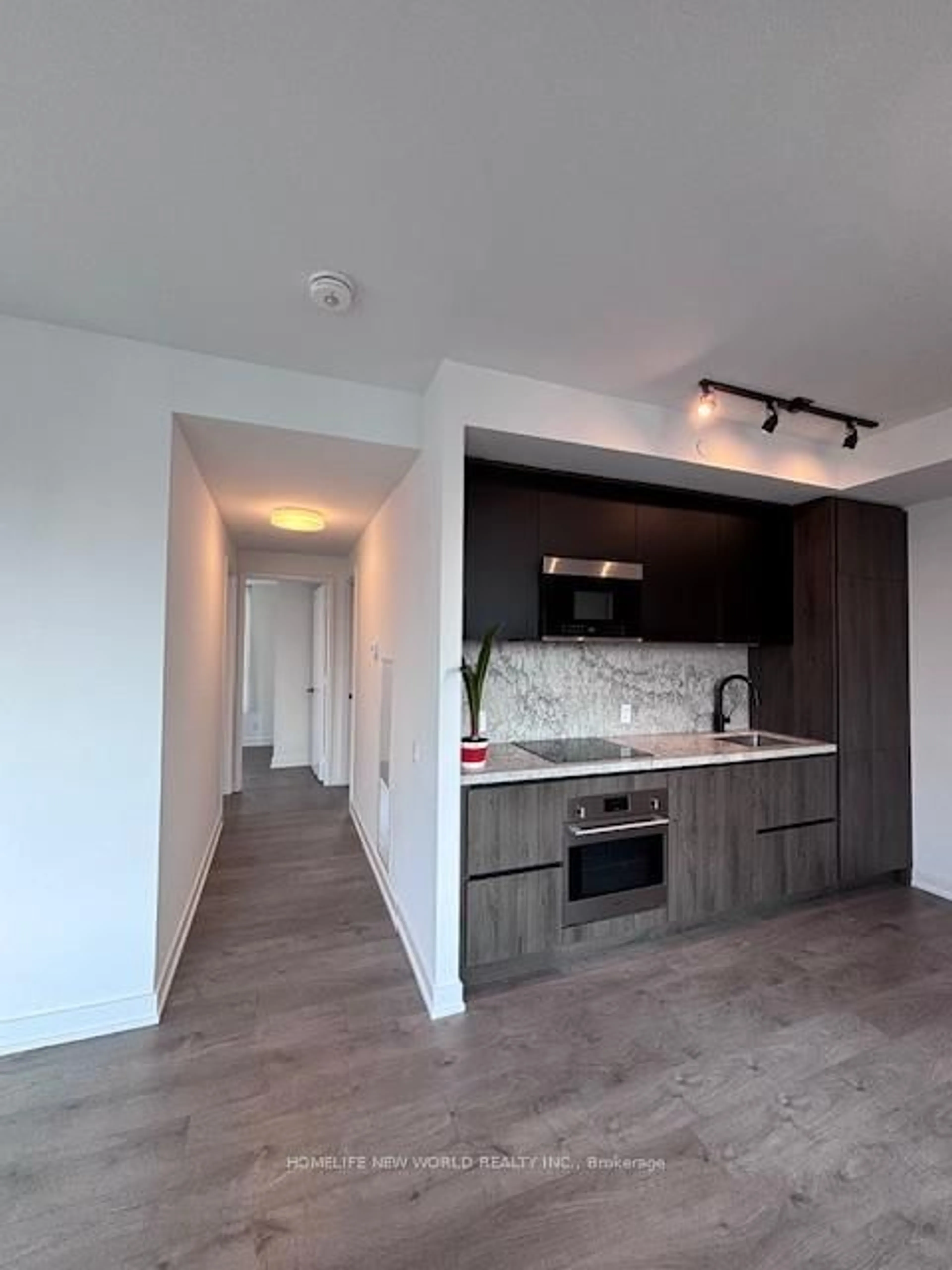Open concept kitchen, wood/laminate floor for 108 Peter St #1302, Toronto Ontario M5V 0W2